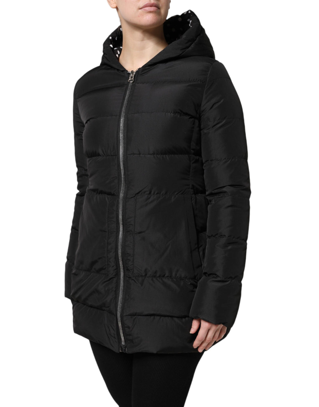 Veste réversible matelassée noire Dolce & Gabbana avec capuche et fermeture éclair, style chaud et tendance.