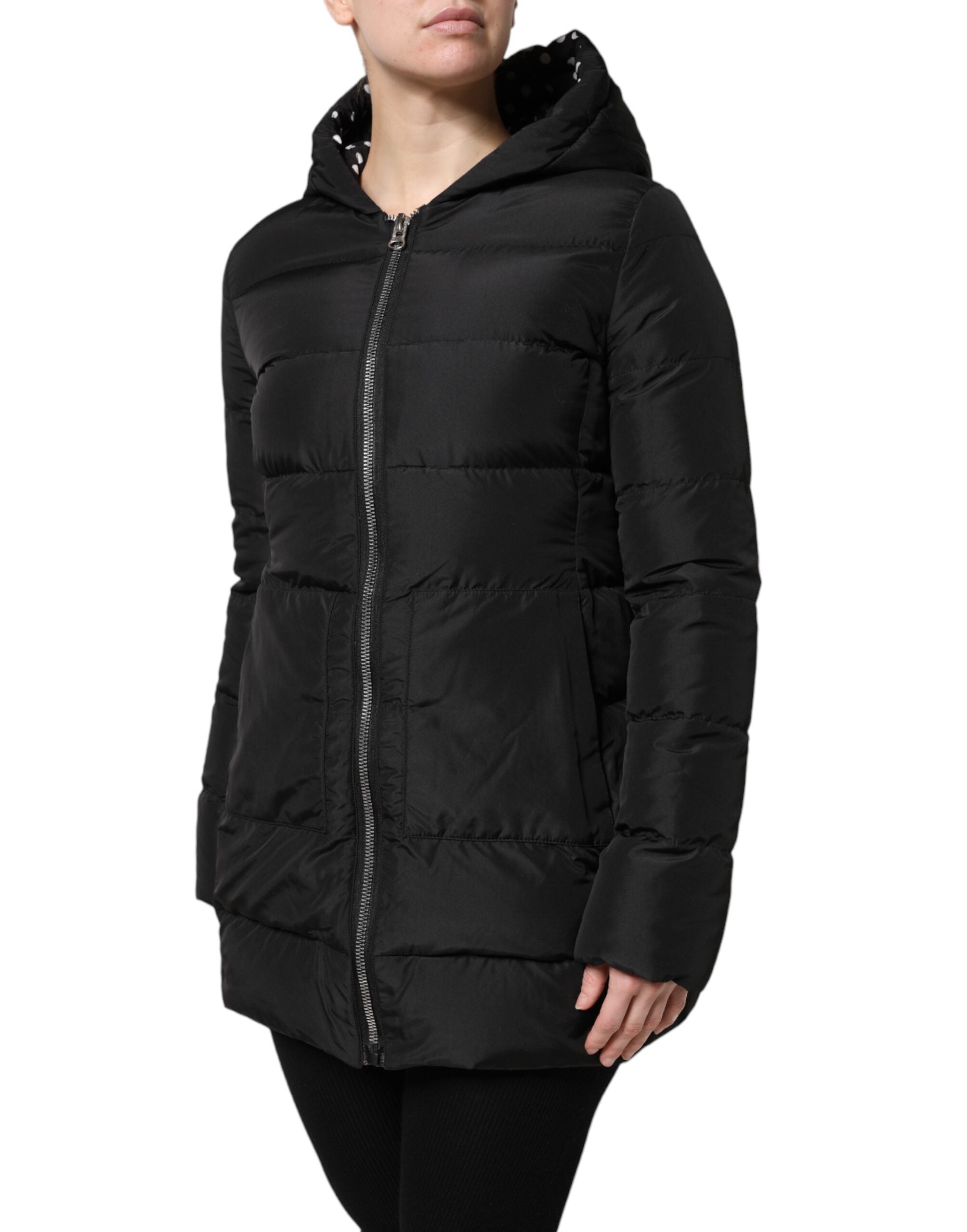 Veste réversible matelassée noire Dolce & Gabbana avec capuche et fermeture éclair, style chaud et tendance.