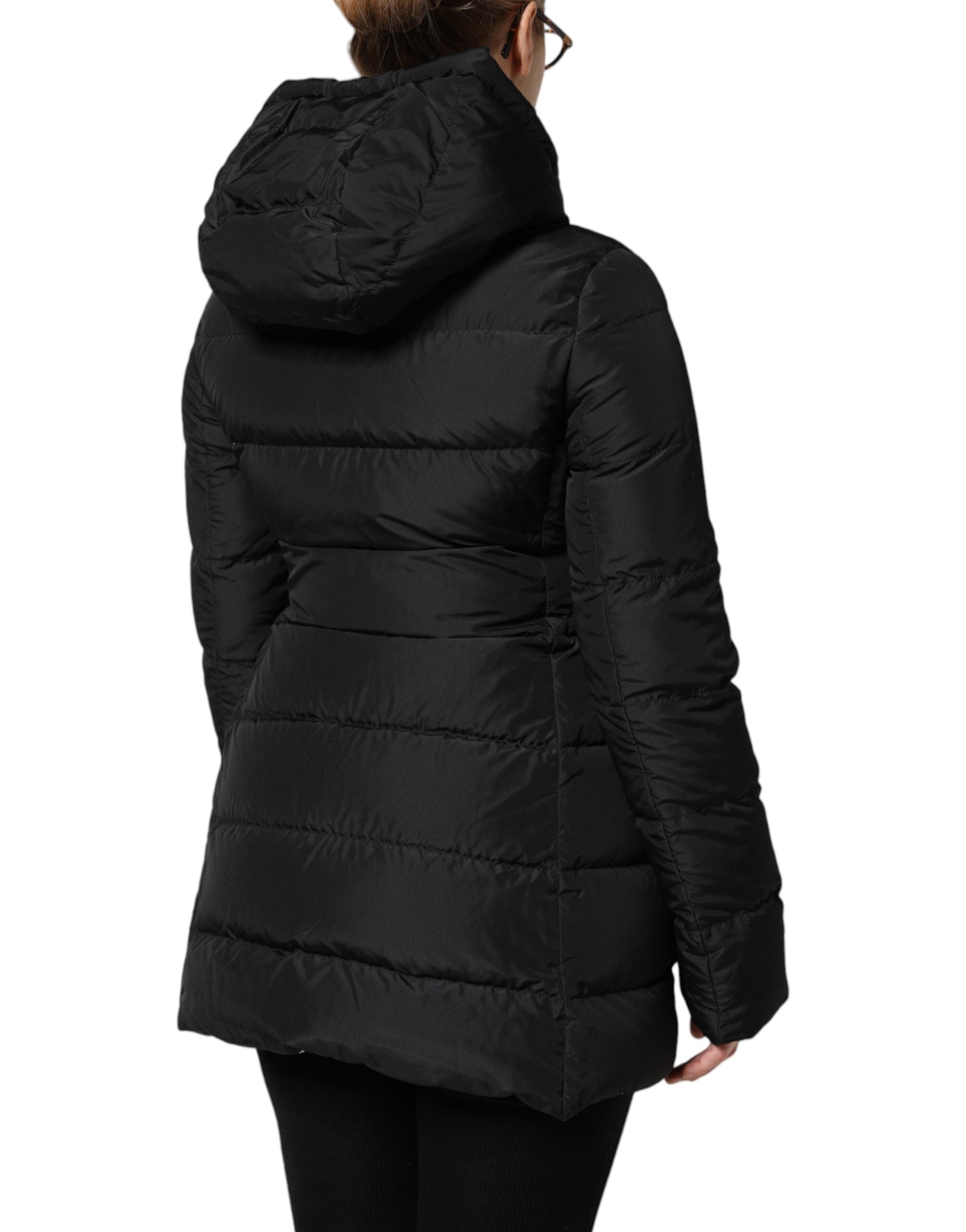 Veste réversible noire Dolce & Gabbana à capuche en duvet avec fermeture éclair, style chaud et tendance pour l'hiver.