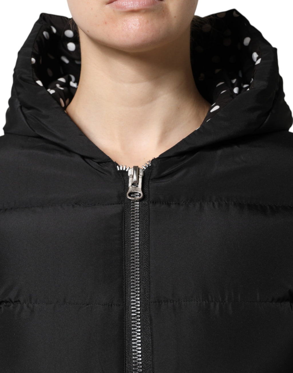 Veste réversible noir Dolce & Gabbana avec capuche rembourrée, fermeture éclair et détails élégants.