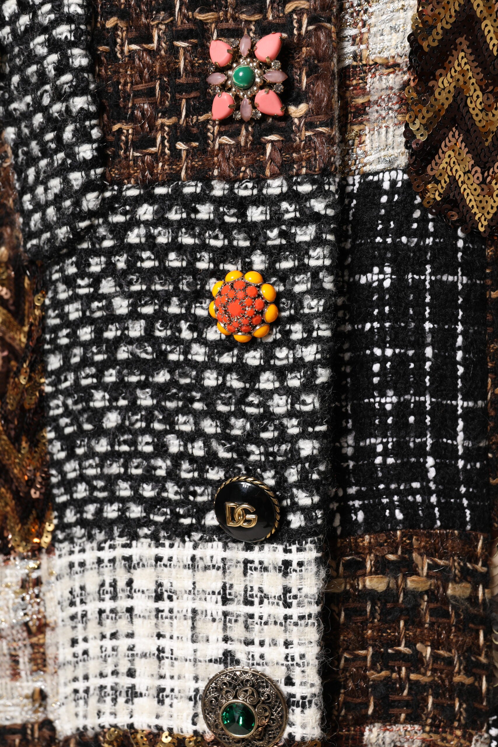 Veste à boutons Dolce & Gabbana à patchwork multicolore, style décontracté et mode avec motifs variés.