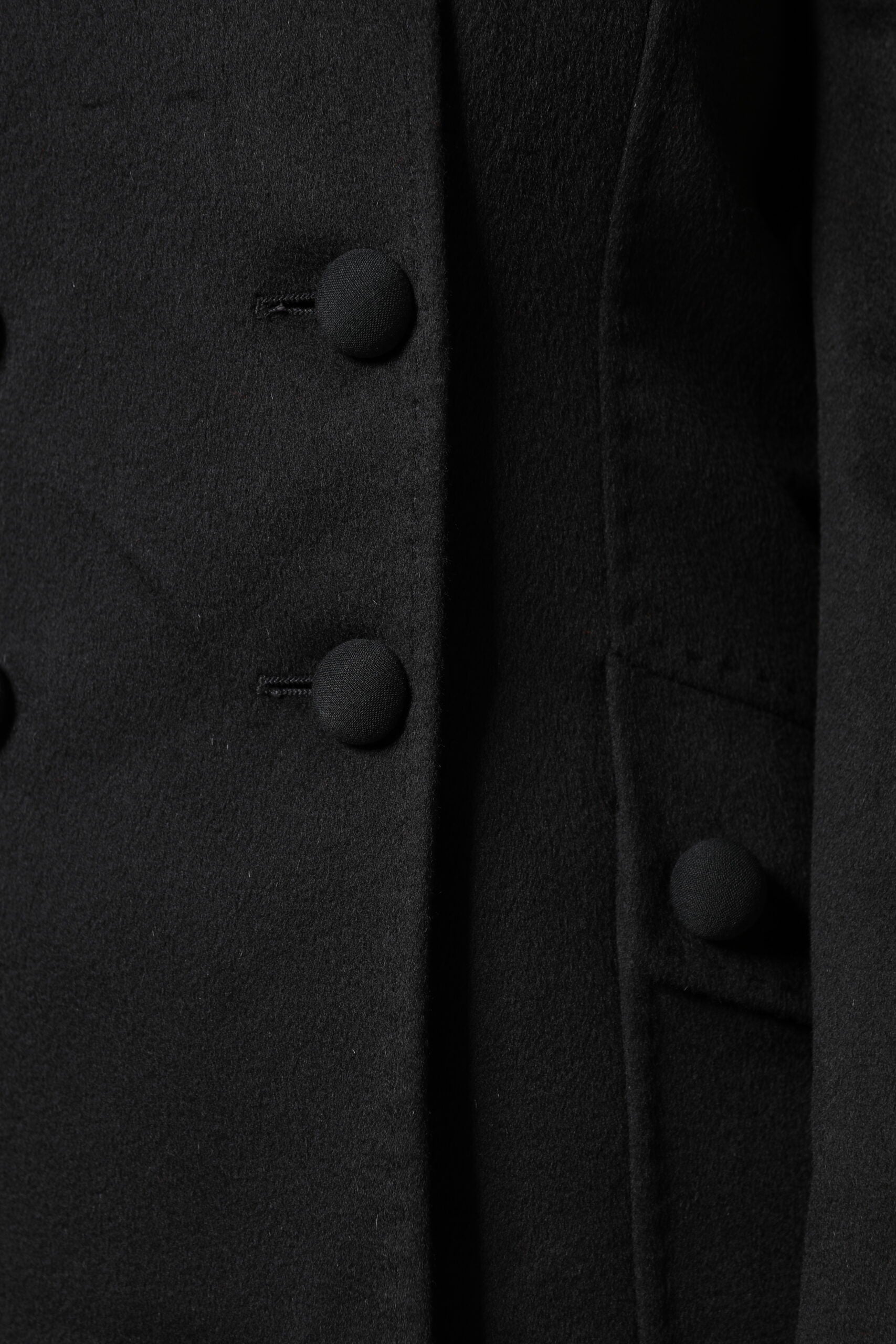 Veste blazer Sartoria Italiano en laine noire Dolce & Gabbana, élégante et structurée, portée sur un fond neutre.