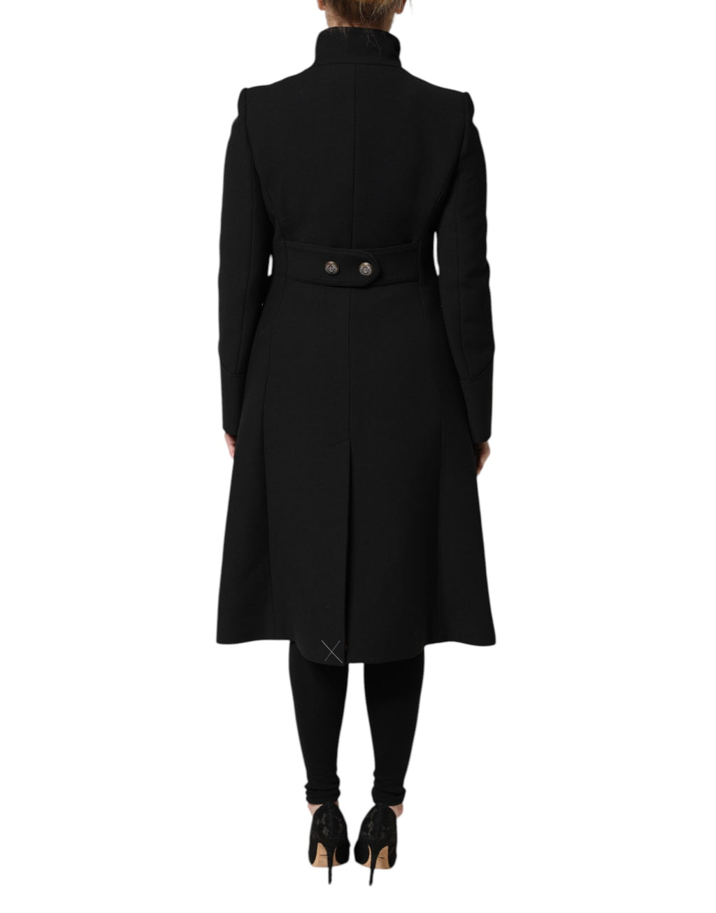 Manteau trench en laine noire Dolce & Gabbana à simple boutonnage, élégant et classique, porté en extérieur.