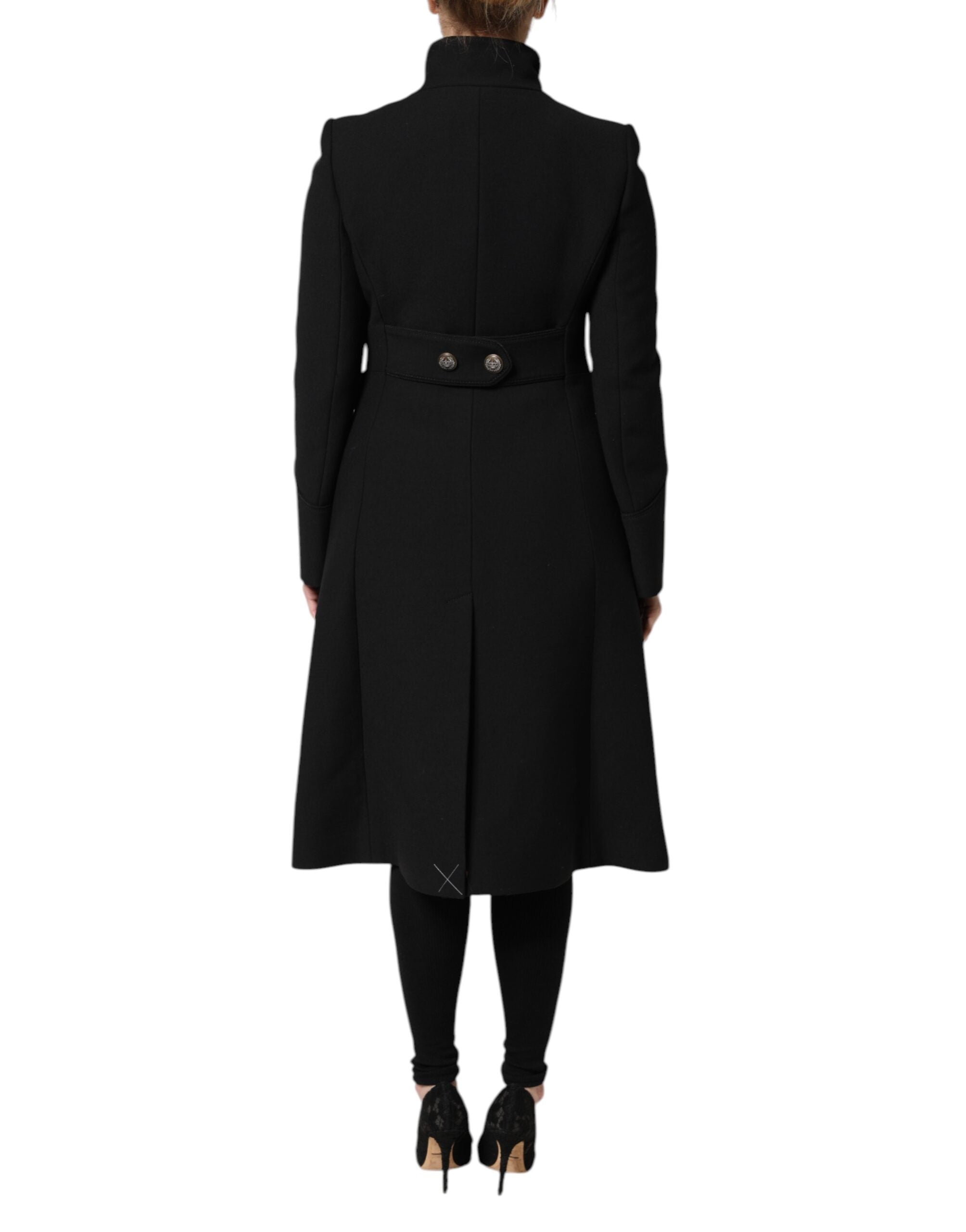Manteau trench en laine noire Dolce & Gabbana à simple boutonnage, élégant et classique, porté en extérieur.
