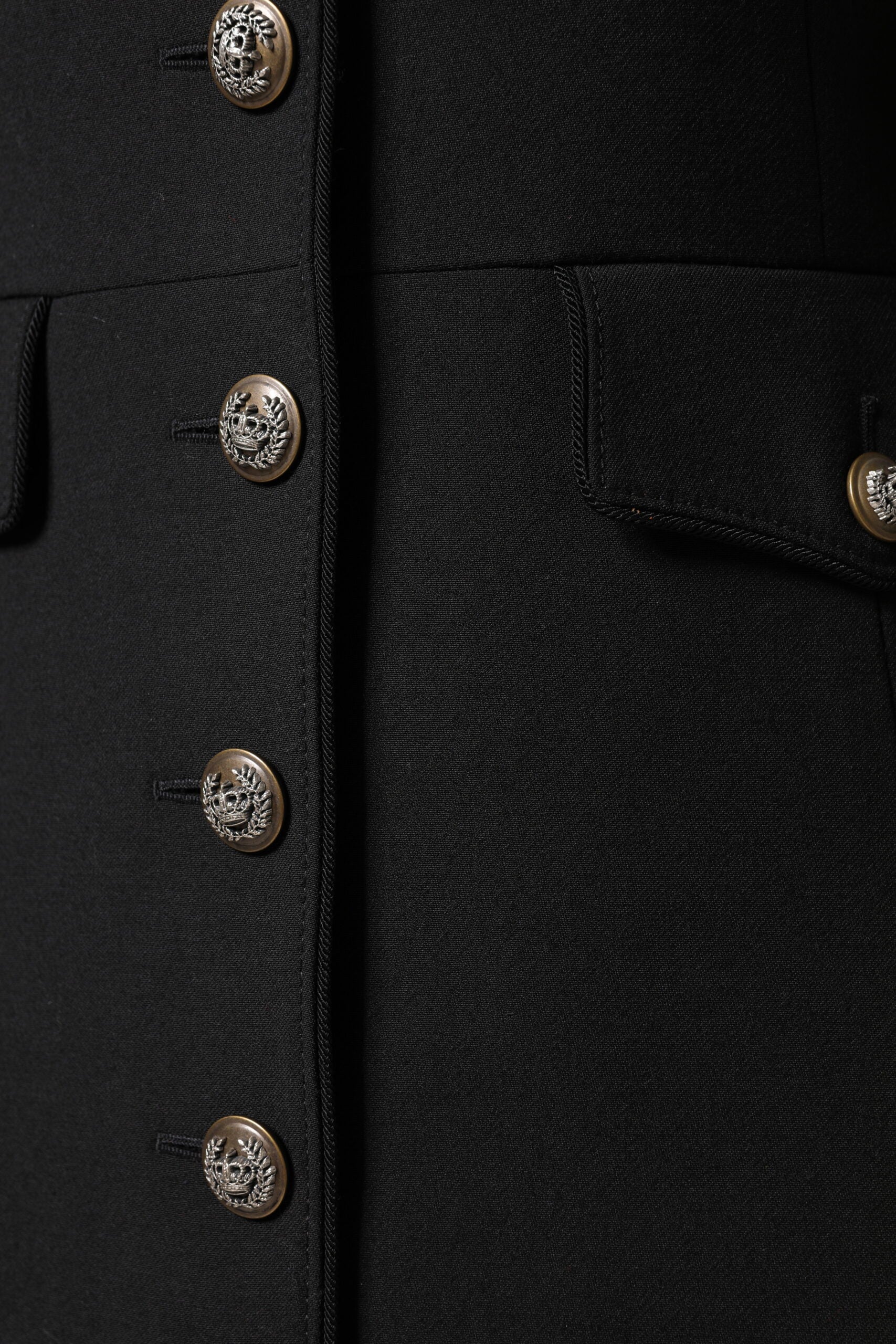 Manteau trench en laine noire à simple boutonnage de Dolce & Gabbana, veste élégante avec col classique et coupe ajustée.