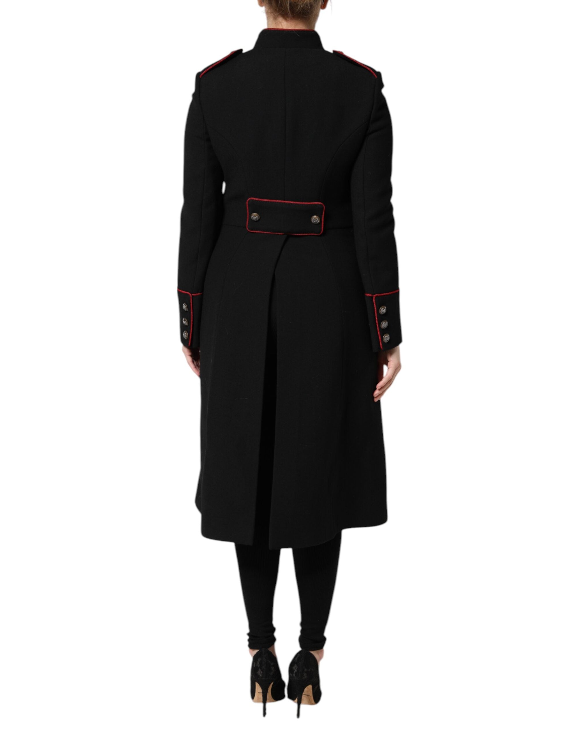Manteau trench en laine noire Dolce & Gabbana, coupe simple, à boutonnage simple, détails élégants, porté sur un mannequin.