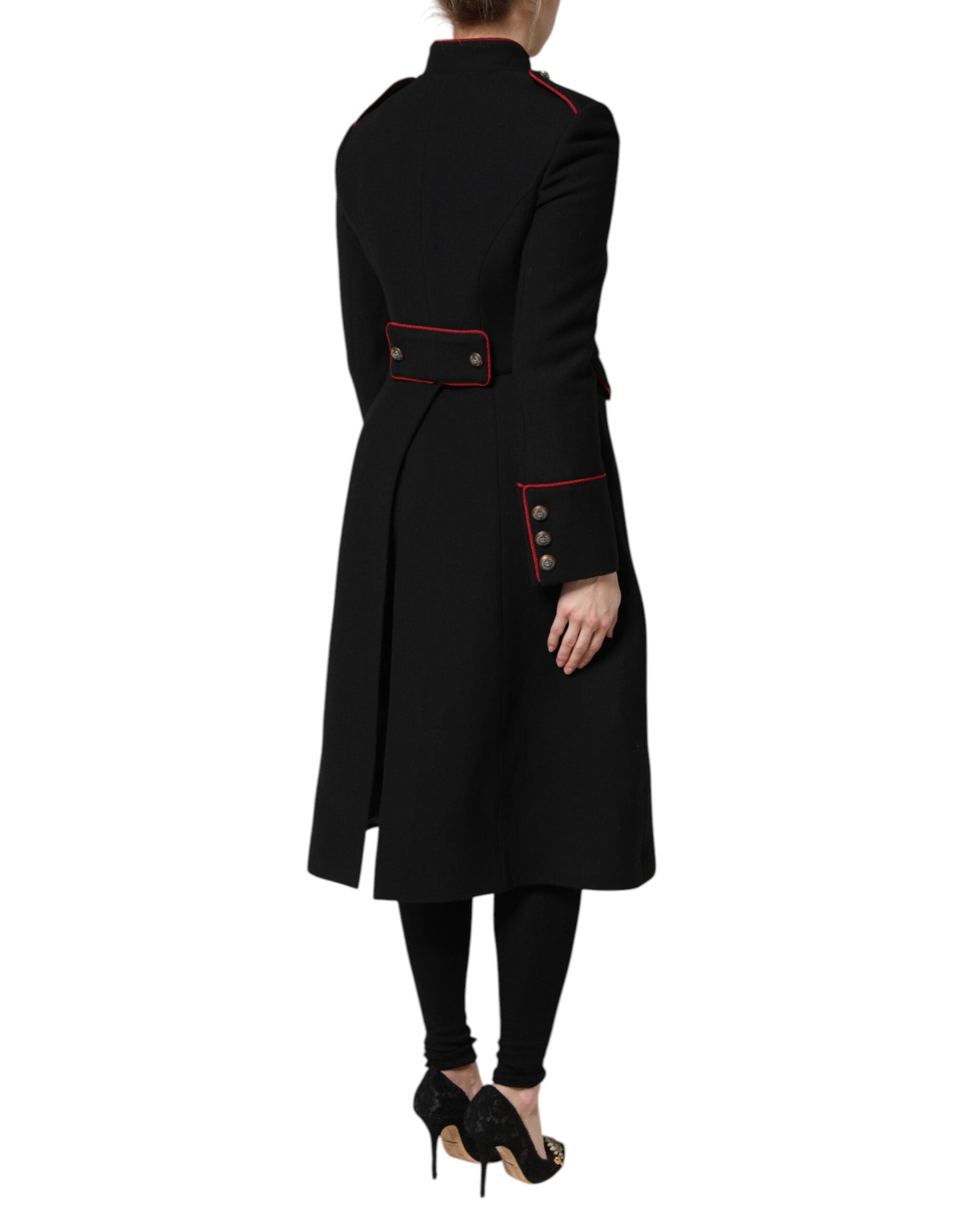 Manteau trench noir en laine Dolce & Gabbana à un seul boutonnage, style classique et élégant, porté sur un mannequin.