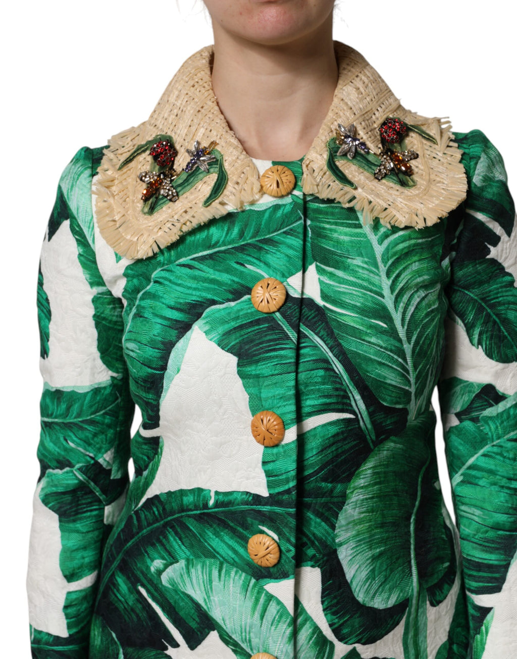 Trench coat Dolce & Gabbana multicolore avec imprimé feuilles et embellissements, style élégant et sophistiqué.