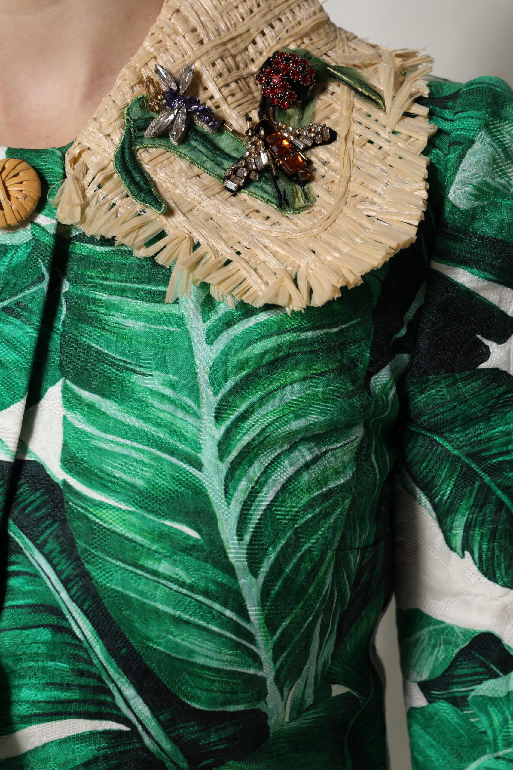 Imperméable Dolce & Gabbana à motif multicolore de feuilles avec embellissements, veste trench élégante et tendance.