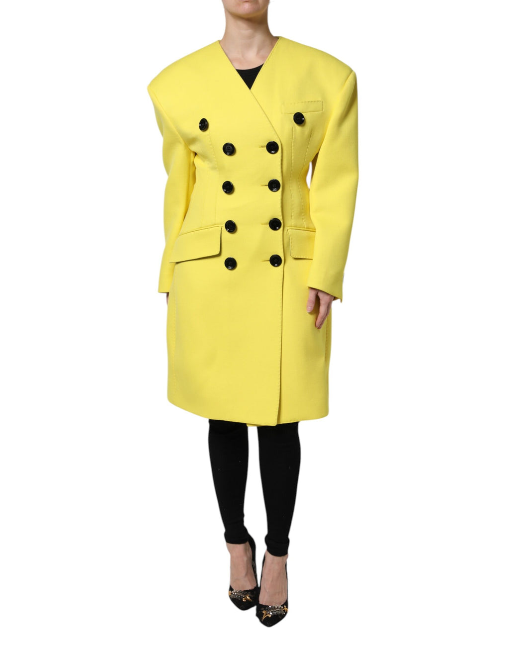 Manteau trench jaune double boutonnage Dolce & Gabbana en tissu léger, porté en plein air.