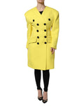 Manteau trench jaune double boutonnage Dolce & Gabbana en tissu léger, porté en plein air.