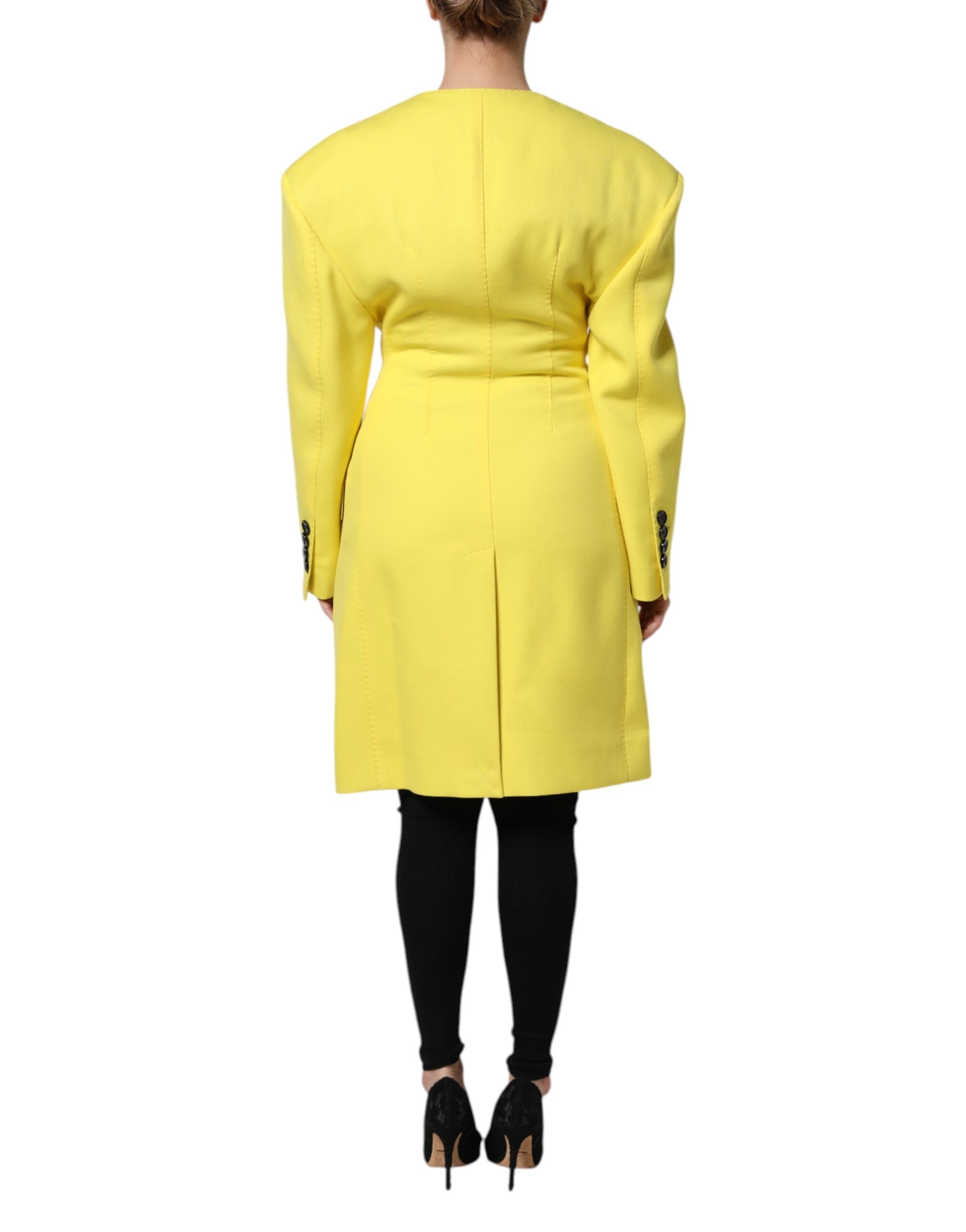 Veste trench double boutonnage jaune de Dolce & Gabbana, manteau élégant avec ceinture à la taille et col chauve-souris.
