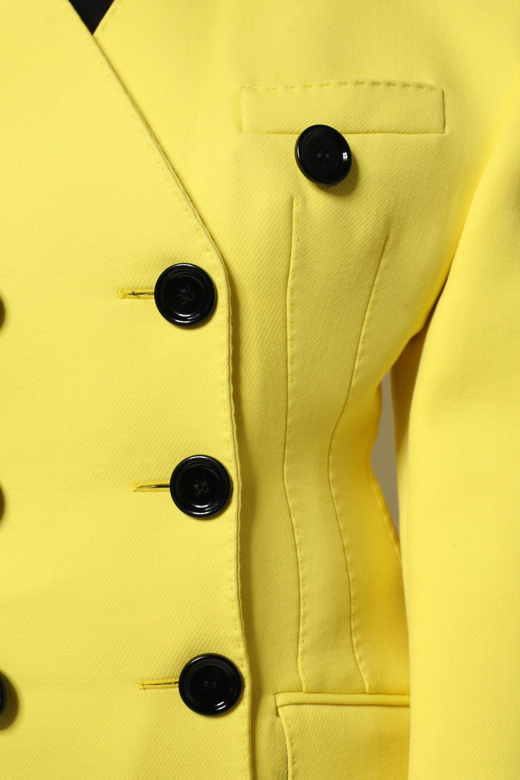 Manteau trench jaune à double boutonnage Dolce & Gabbana, veste élégante en tissu léger, porté sur un mannequin.