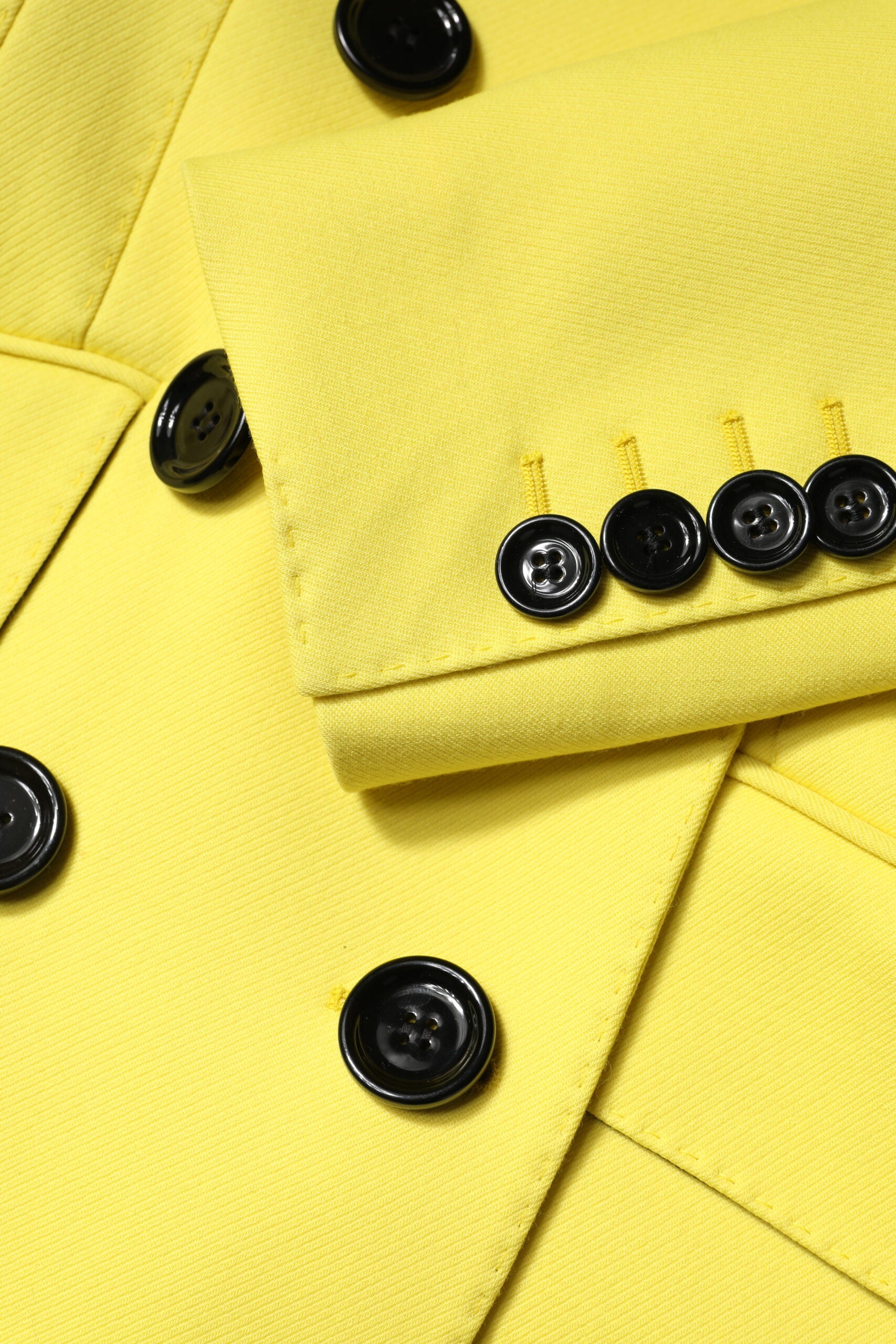 Manteau trench en double boutonnage jaune Dolce & Gabbana pour femme, visible avec col et ceinture en tissu élégant.