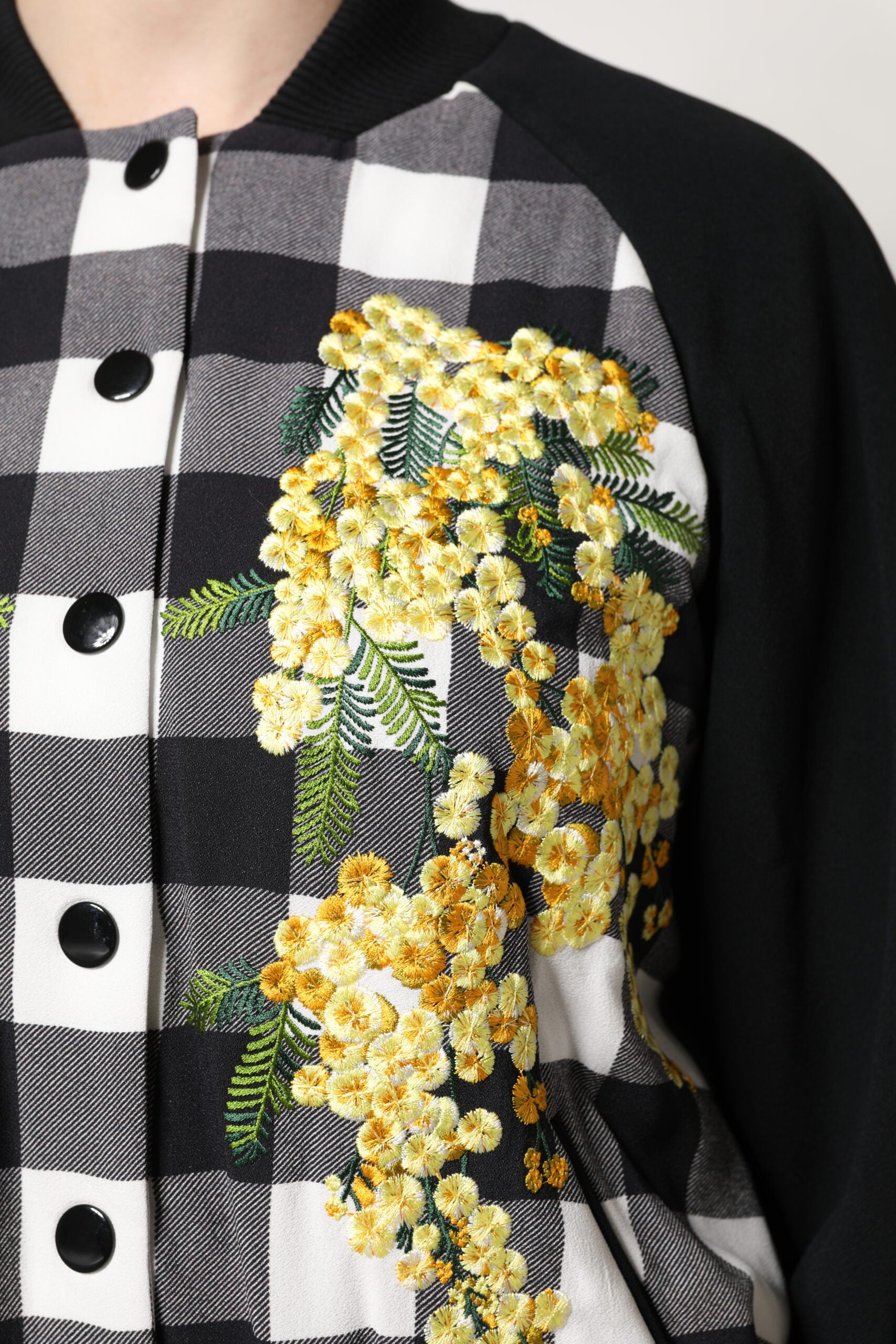 Veste à carreaux noir et blanc avec fleurs Dolce & Gabbana, boutonnière, style décontracté et élégant pour femme.