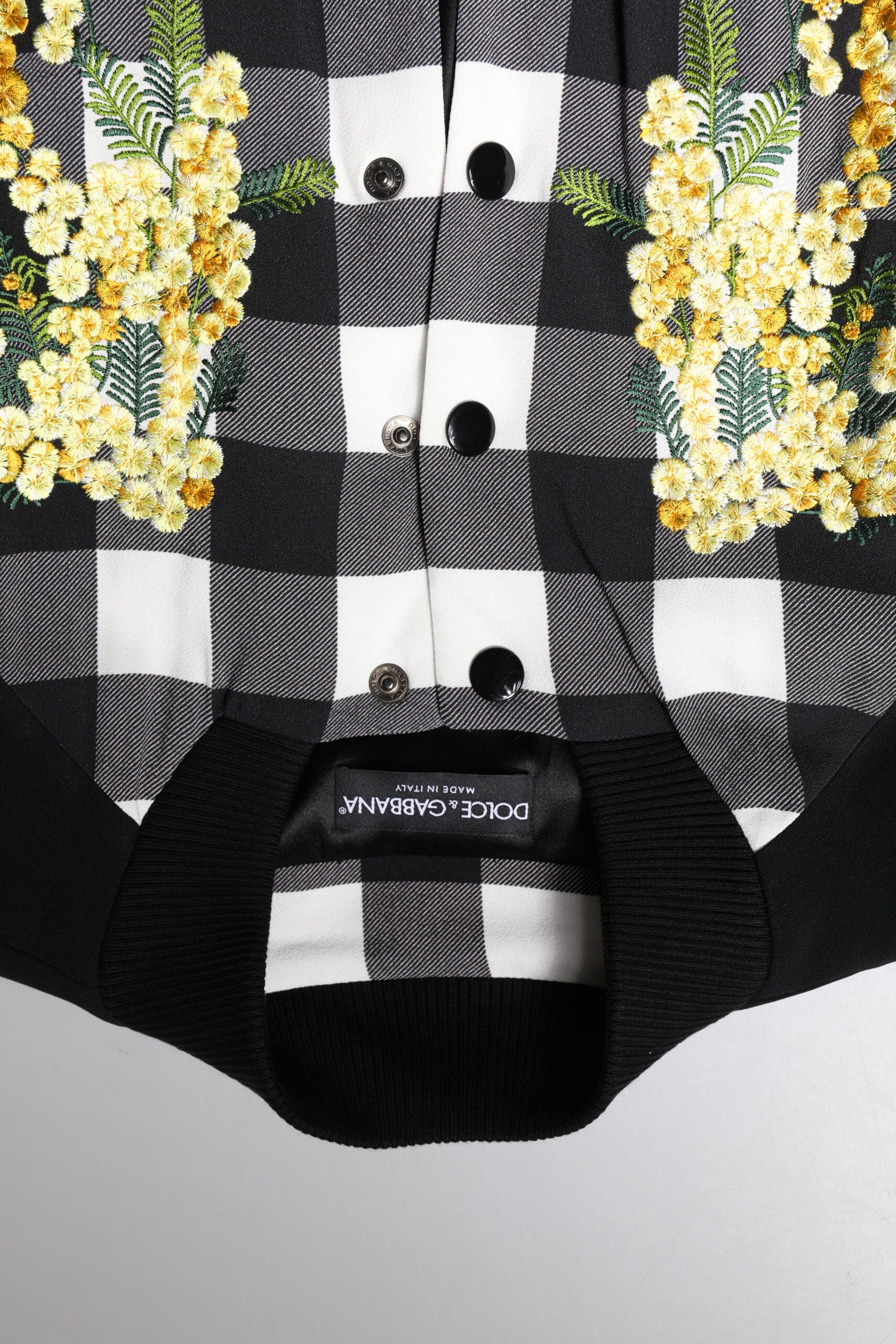 Veste à carreaux noir et blanc avec fleurs Dolce & Gabbana, boutonnière, style décontracté et élégant.