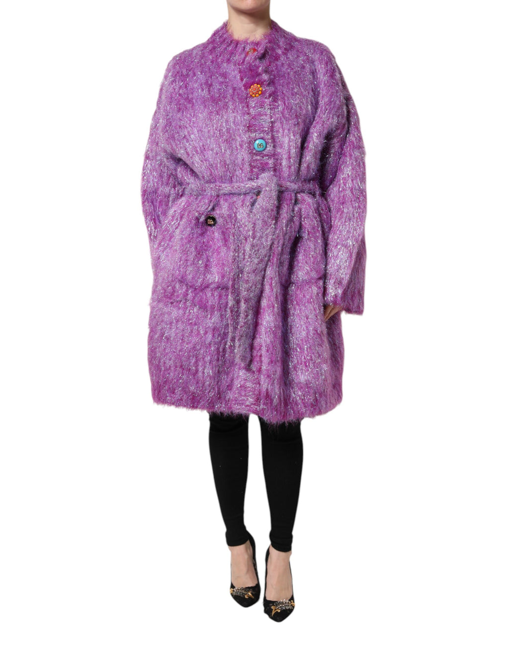 Manteau trench violet Dolce & Gabbana avec boutons décoratifs et embellissements élégants, doublure visible en tissu de luxe.