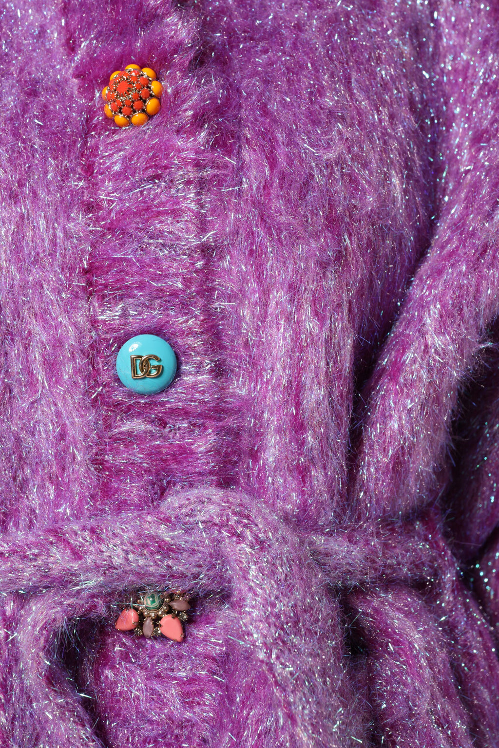 Manteau trench violet Dolce & Gabbana avec boutons embellis et détails élégants, vue de face.