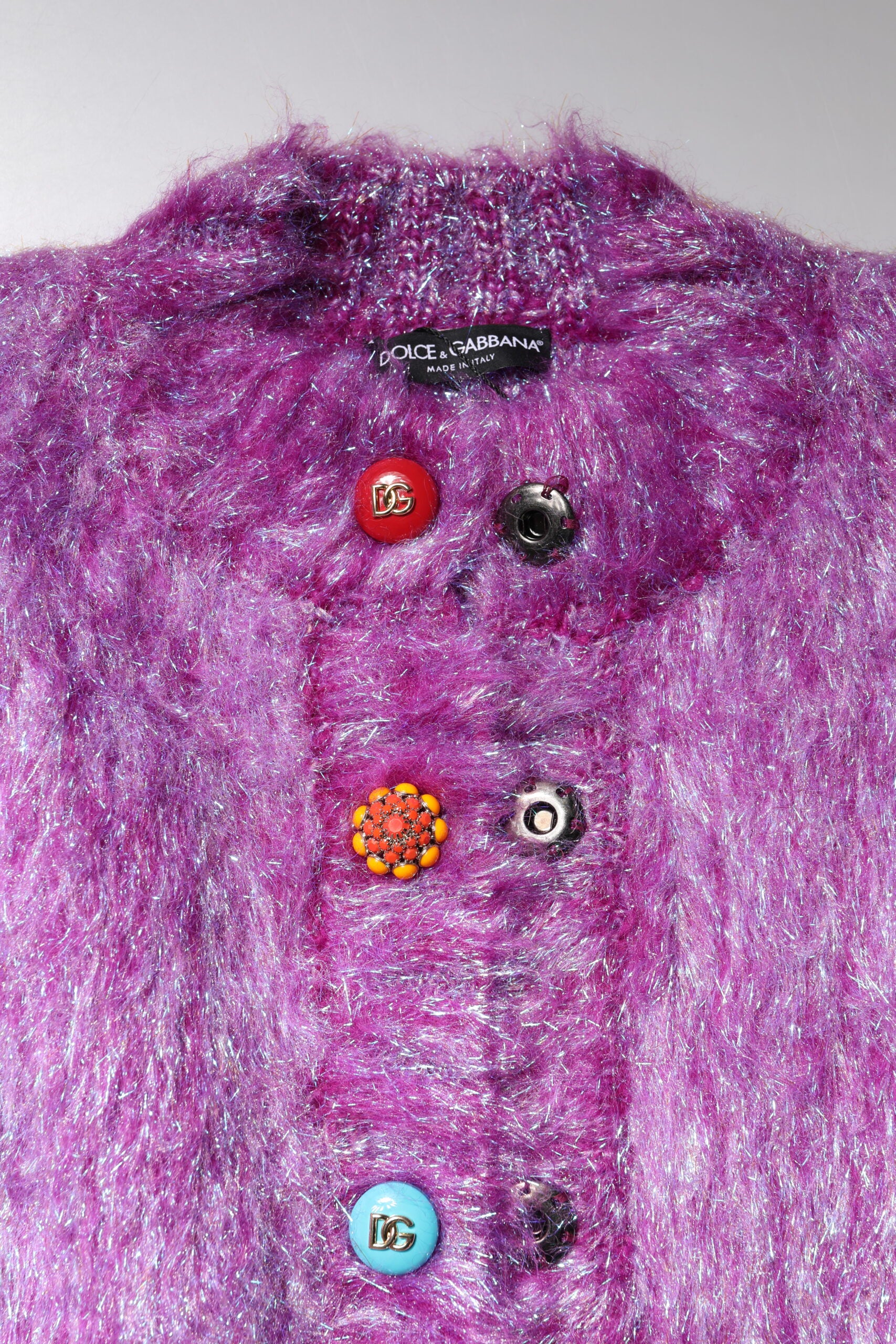 Manteau trench violet Dolce & Gabbana avec boutons décoratifs et embellissements élégants, pour un look sophistiqué.