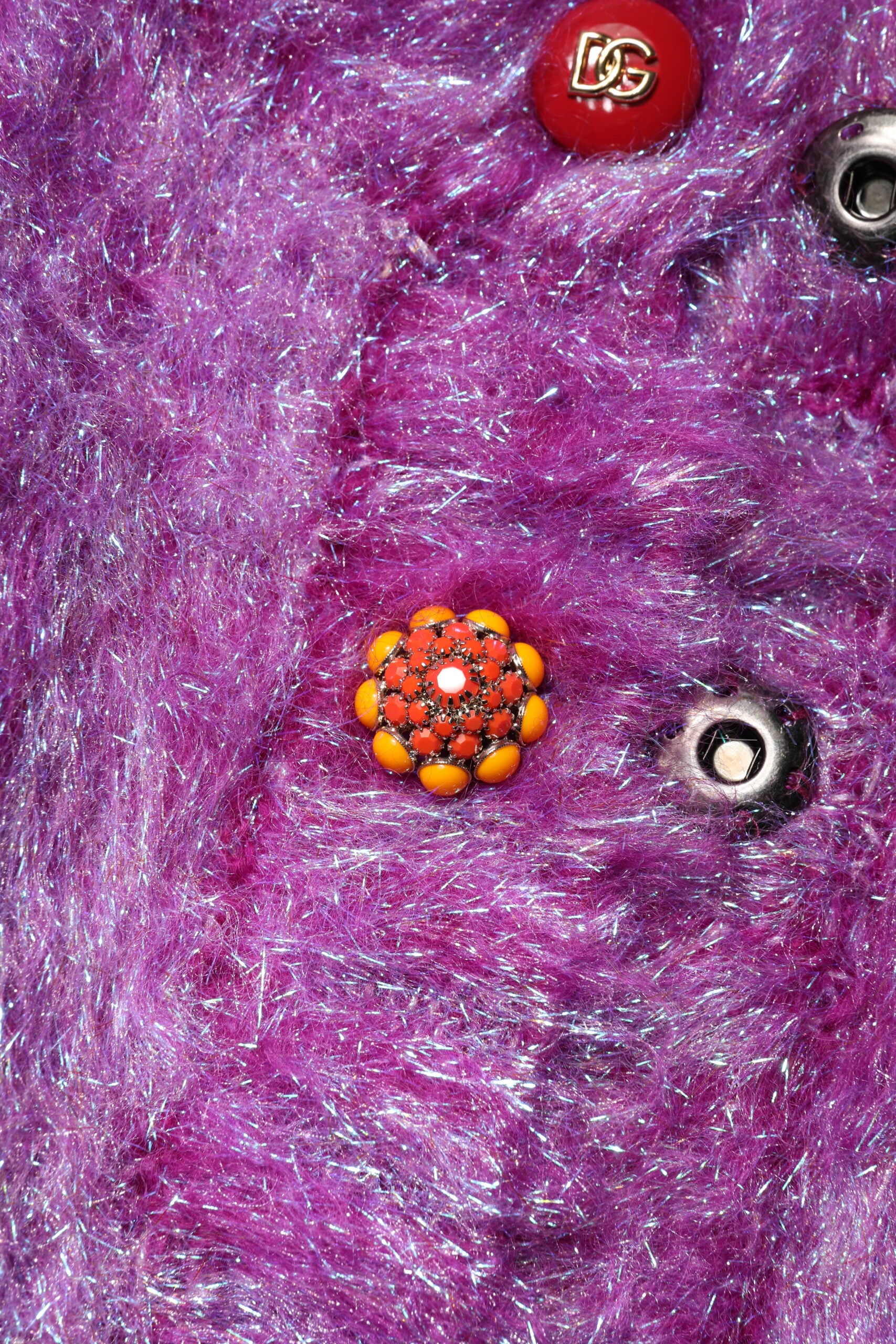 Manteau trench violet Dolce & Gabbana avec boutons décoratifs et embellissements, longue veste élégante en tissu léger.