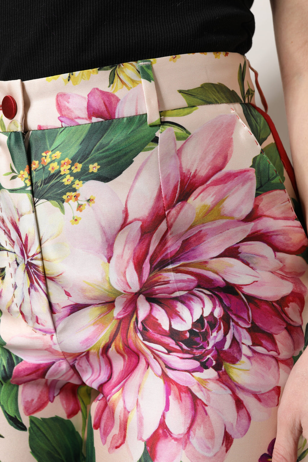 Pantalons hauts taille haute à fleurs multicolores de Dolce & Gabbana, coupe droite, tissu élégant et motifs floraux vibrants.