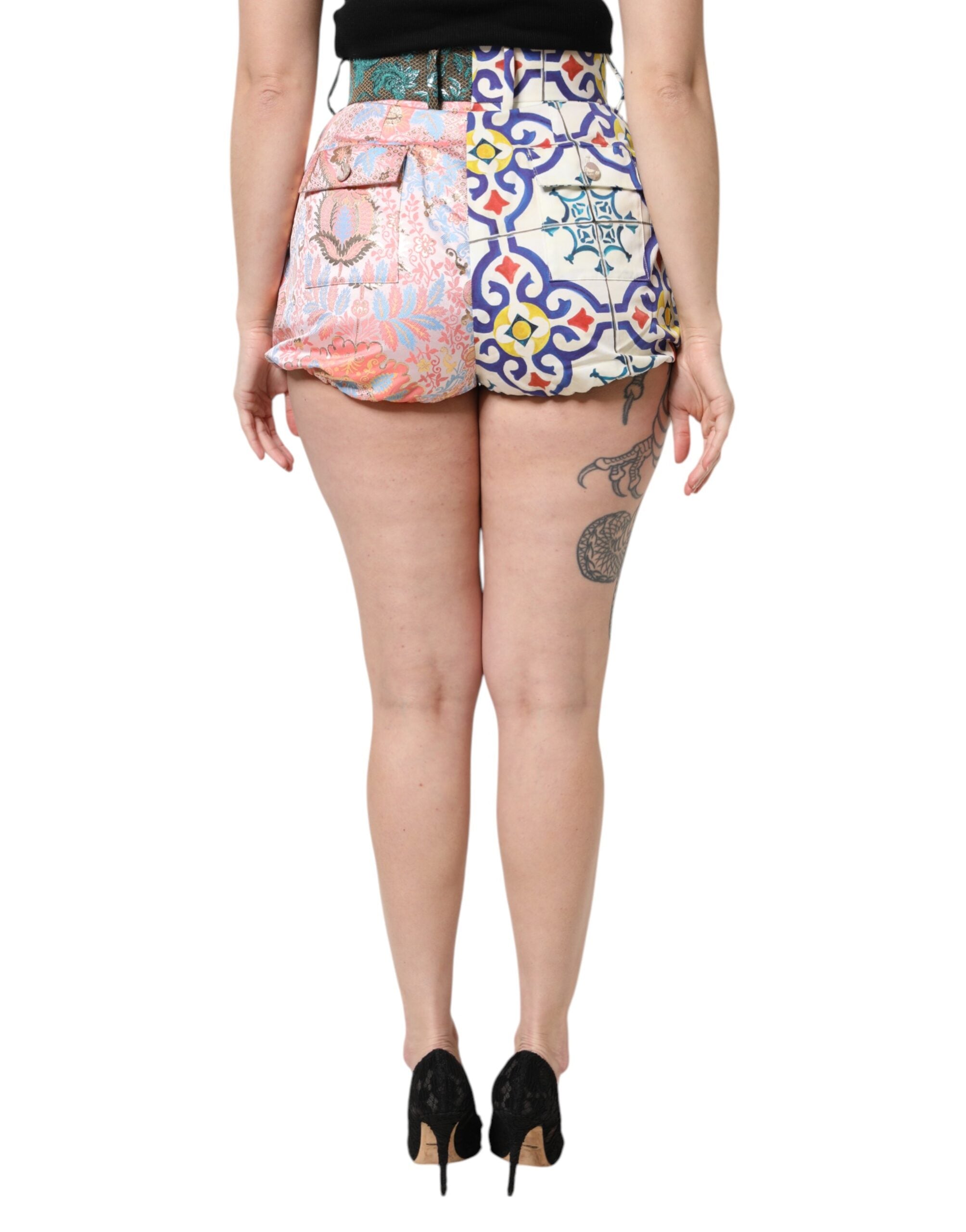 Shorts pour femmes Dolce & Gabbana à taille haute, multicolores, en tissu léger, mode estivale élégante, visible sur cette image.