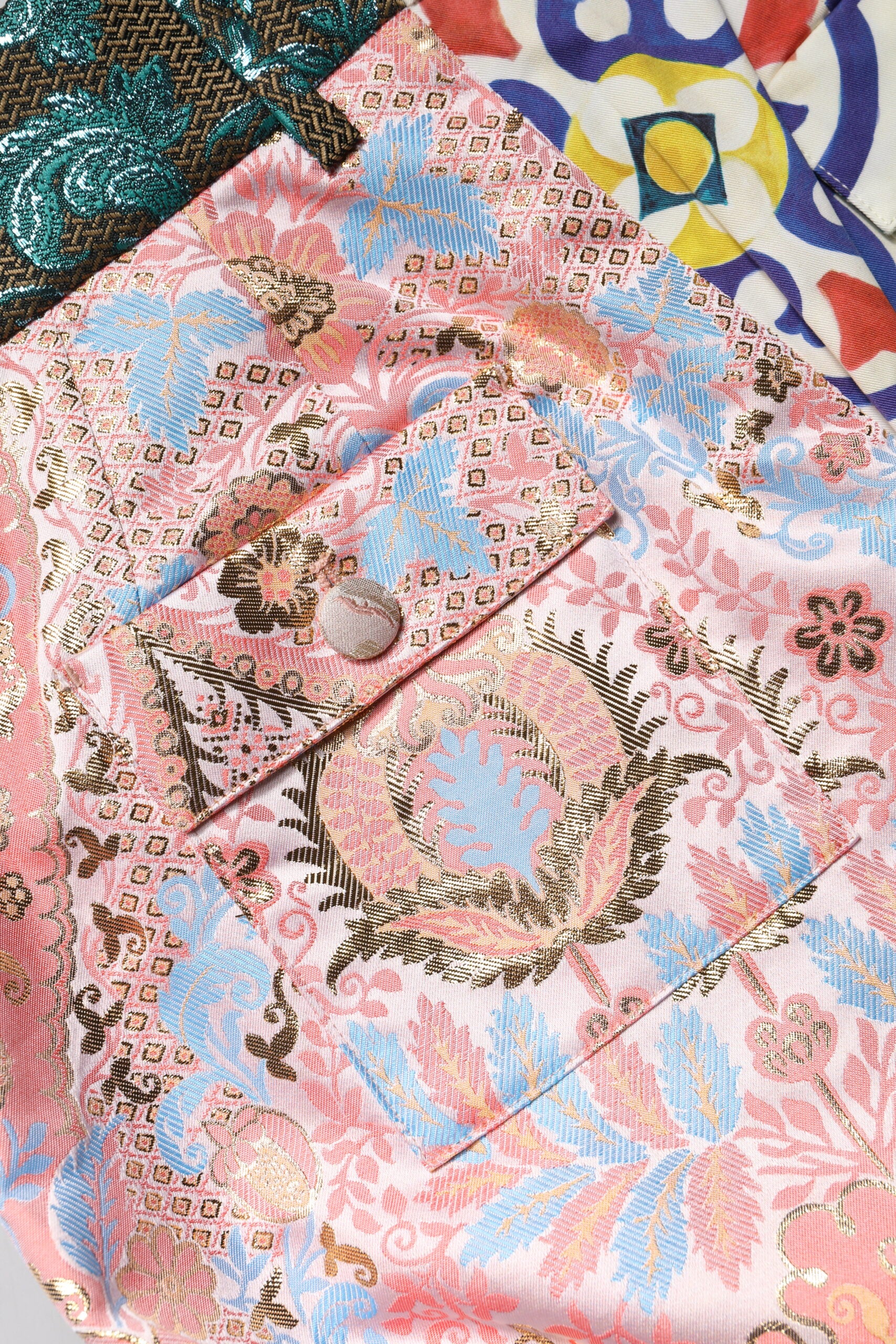 Shorts femme Dolce & Gabbana à taille haute, colorés et multicolores, en tissu léger, pour un style tendance et élégant.