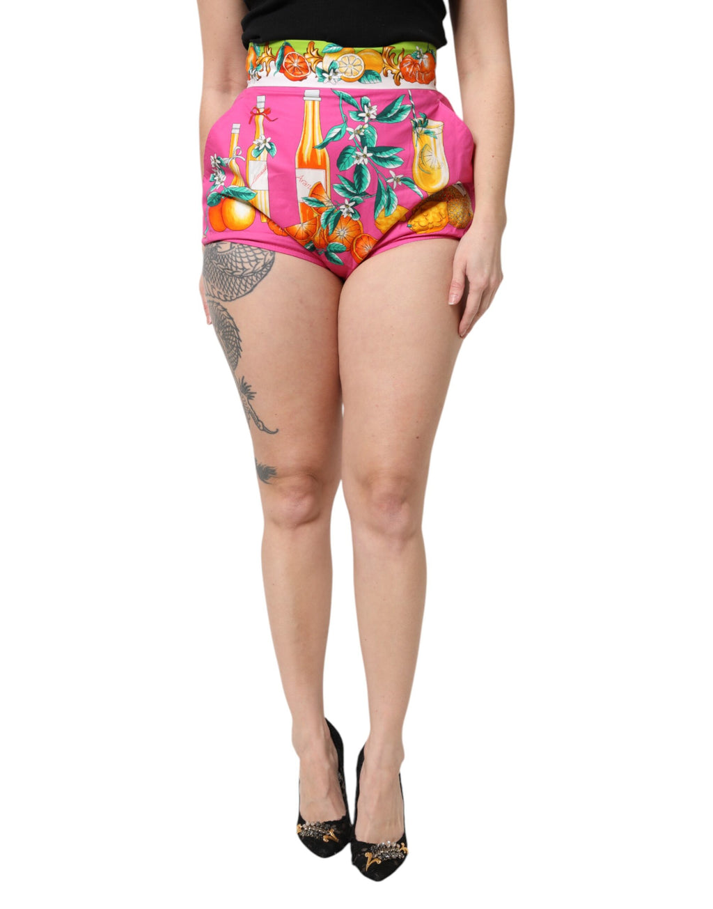 Shorts Dolce & Gabbana rose à taille haute avec imprimé floral, design élégant et tendance.