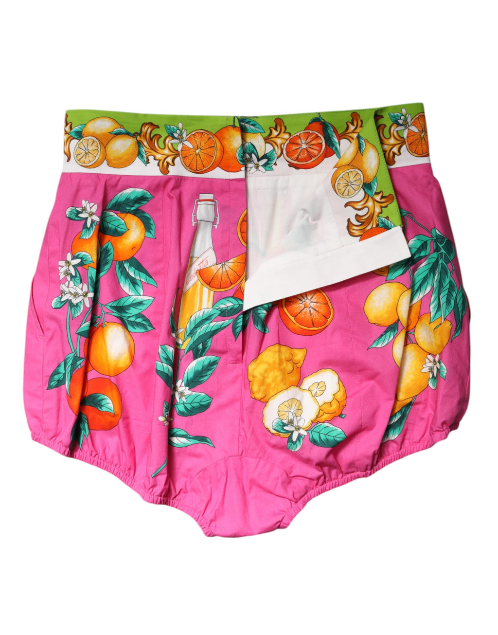 Shorts Dolce & Gabbana rose à imprimé, taille haute, en tissu léger, visibles sur la photo.