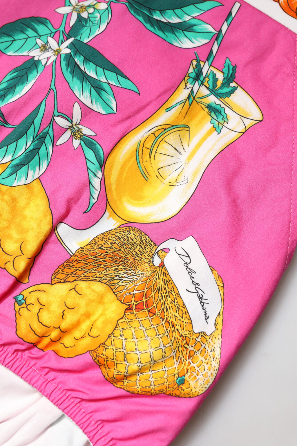 Shorts Dolce & Gabbana rose à imprimé, taille haute, en tissu léger, visibles sur le mannequin.