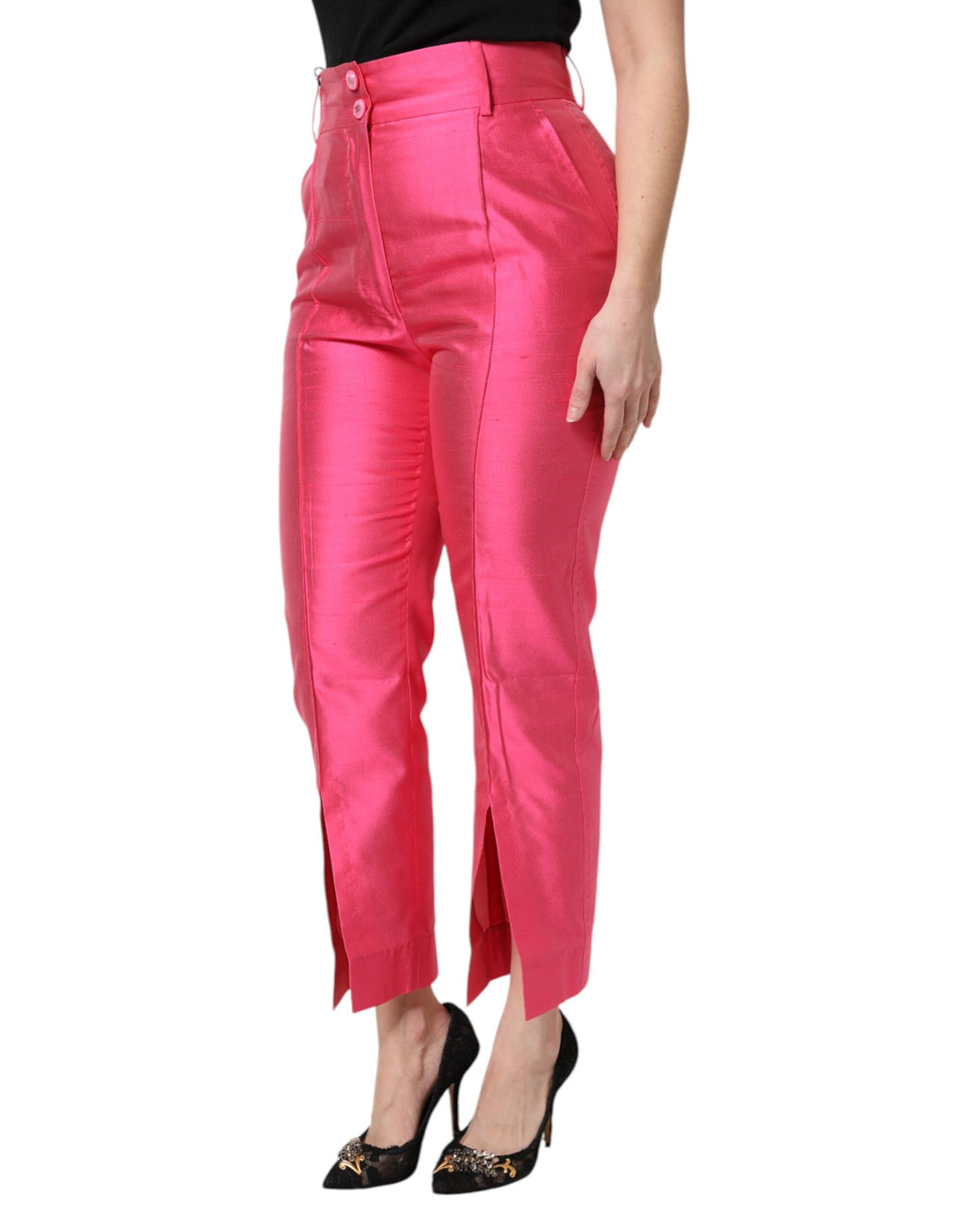 Pantalons en soie rose à taille haute et coupe tapered par Dolce & Gabbana, visibles dans l'image.