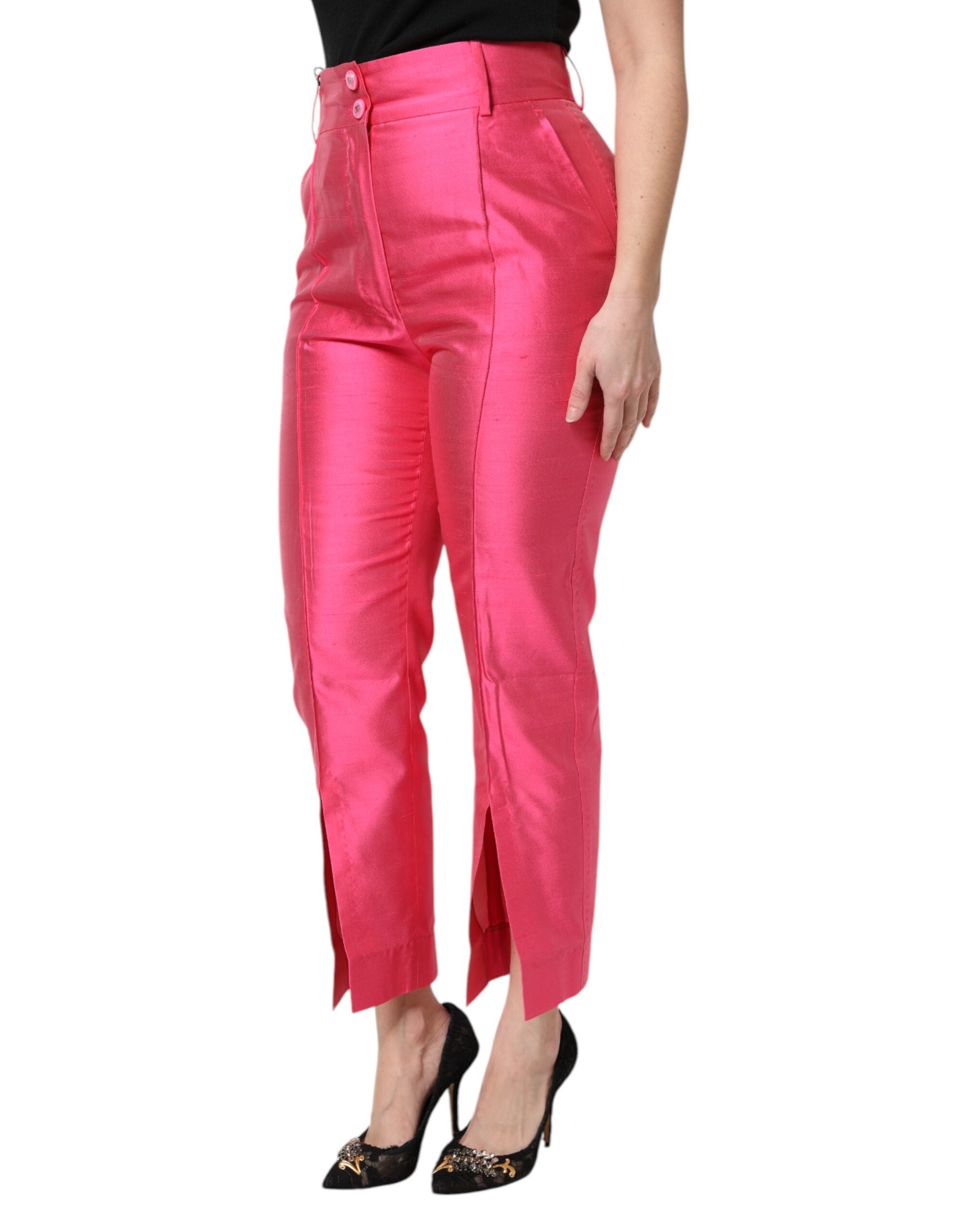 Pantalons en soie rose à taille haute et coupe tapered par Dolce & Gabbana, visibles dans l'image.
