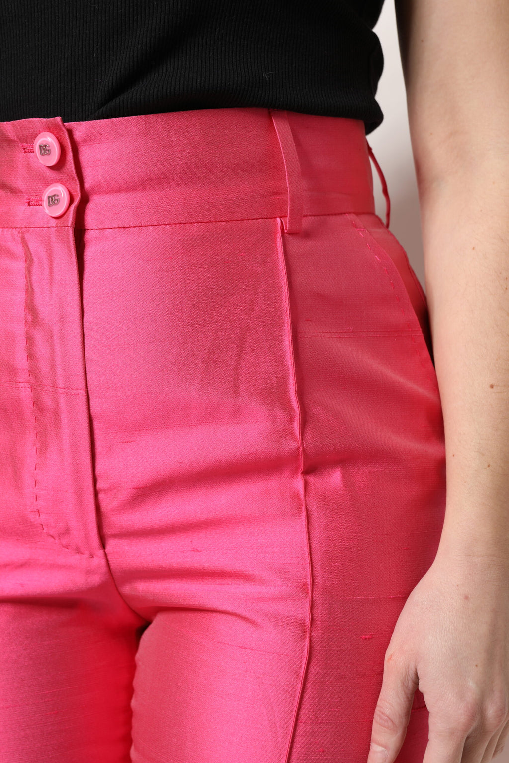 Pantalons en soie rose à taille haute et coupe tapered de Dolce & Gabbana, vue de face.
