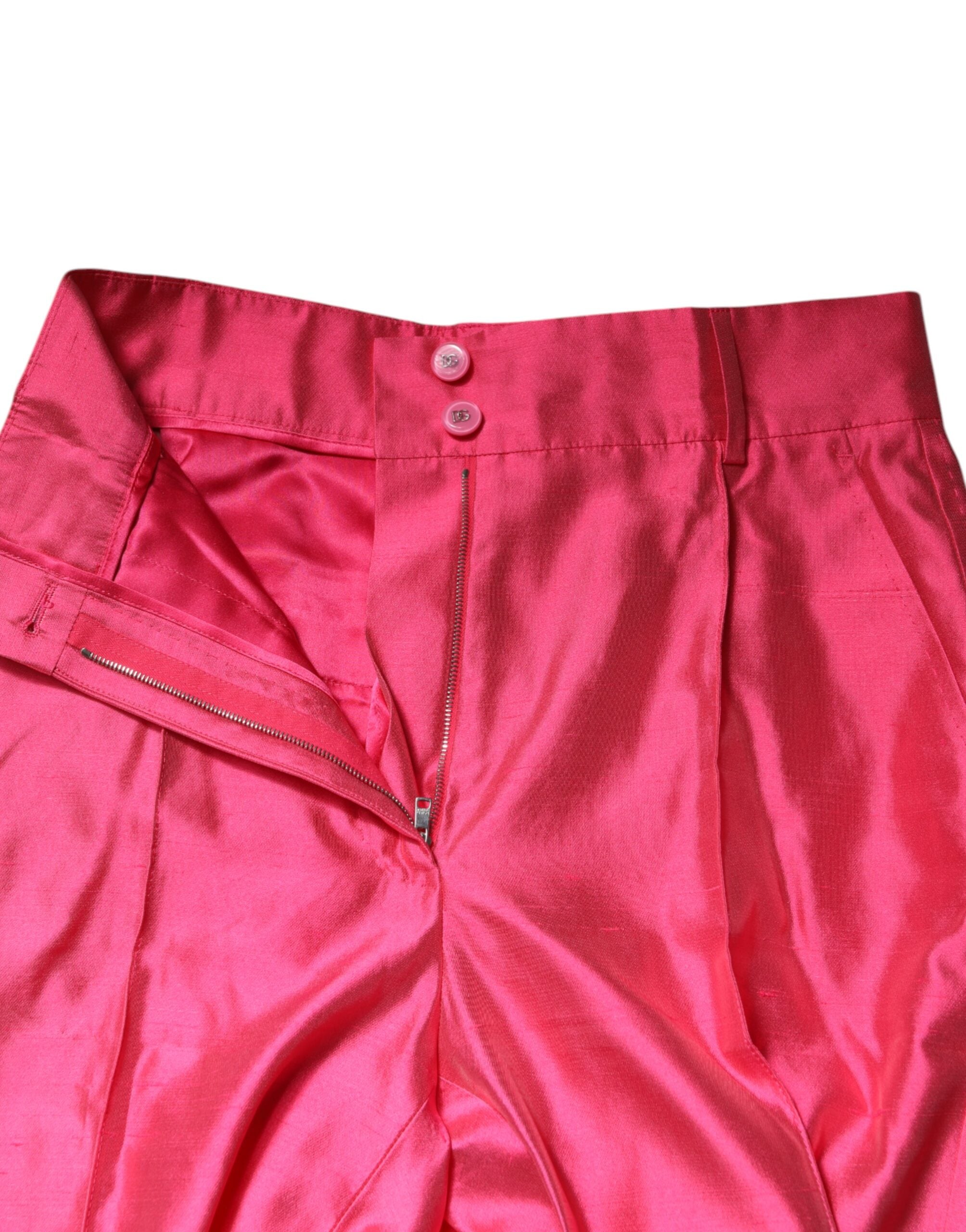 Pantalon taille haute en soie rose de Dolce & Gabbana, coupe tapered élégant, visible en détail dans l'image.