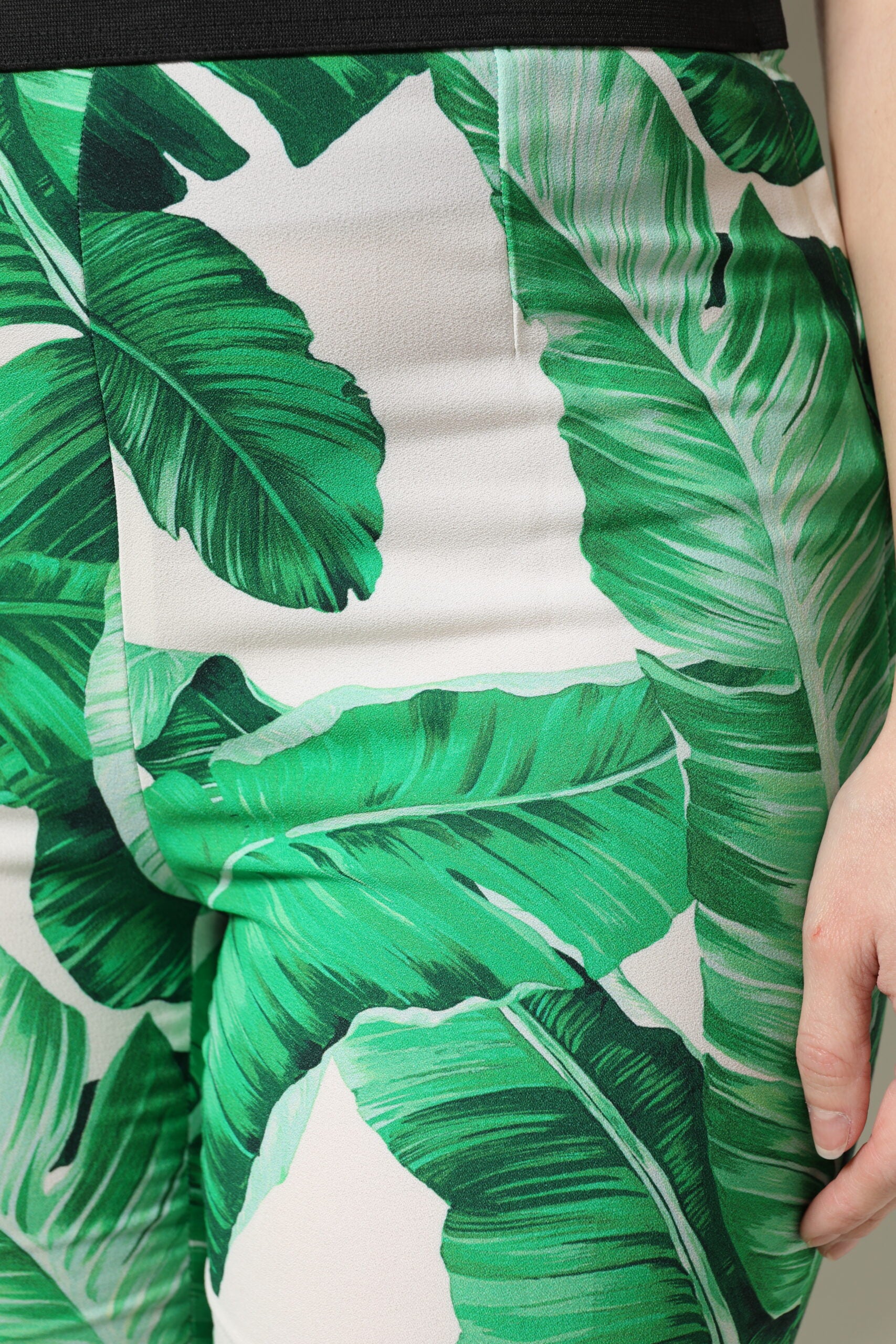 Pantalons blancs à taille haute Dolce & Gabbana avec motif de feuilles vertes, mode élégante et tendance.