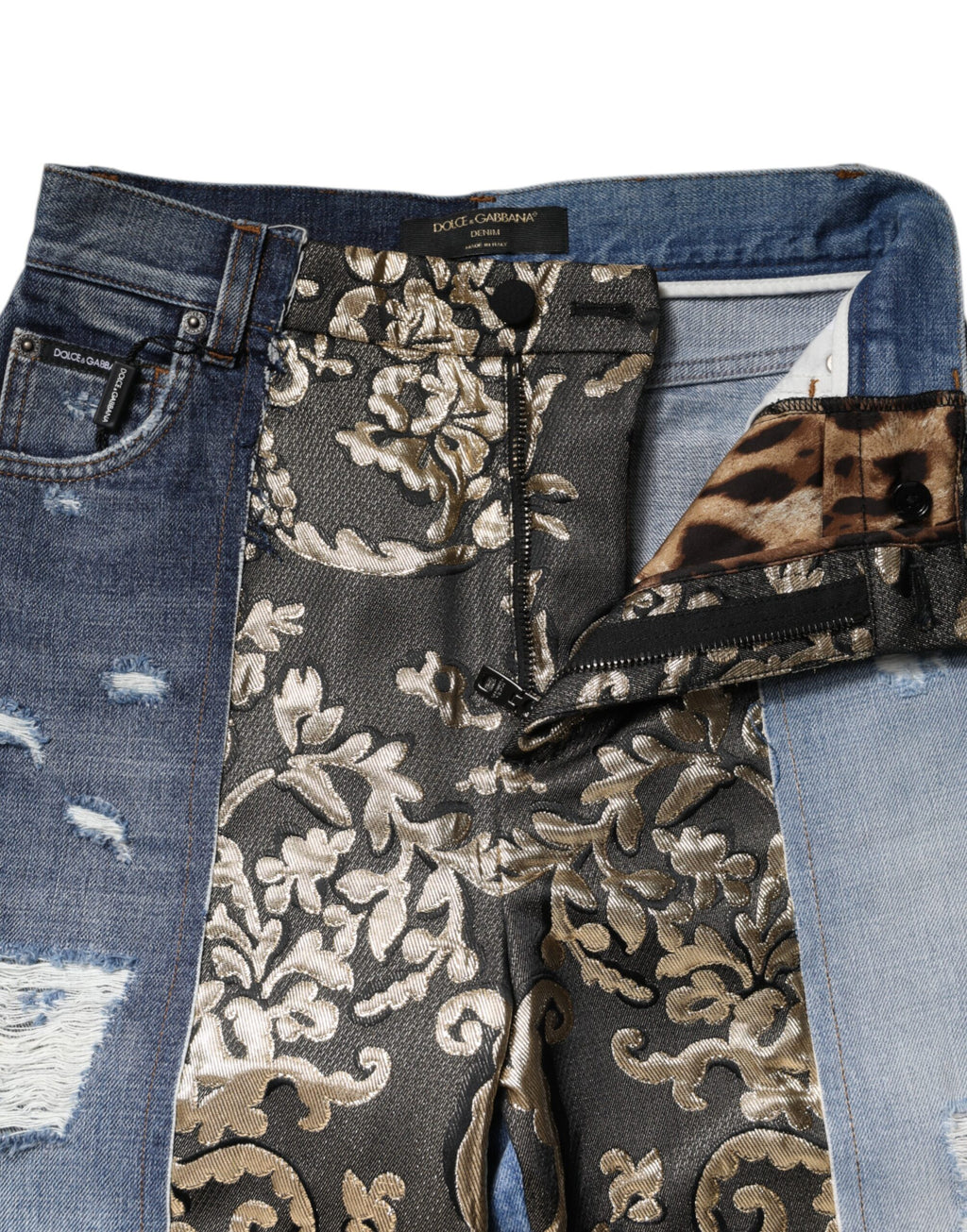 Jeans en denim à taille haute Dolce & Gabbana, patchwork multicolore, style tendance et détails variés, vue de face.
