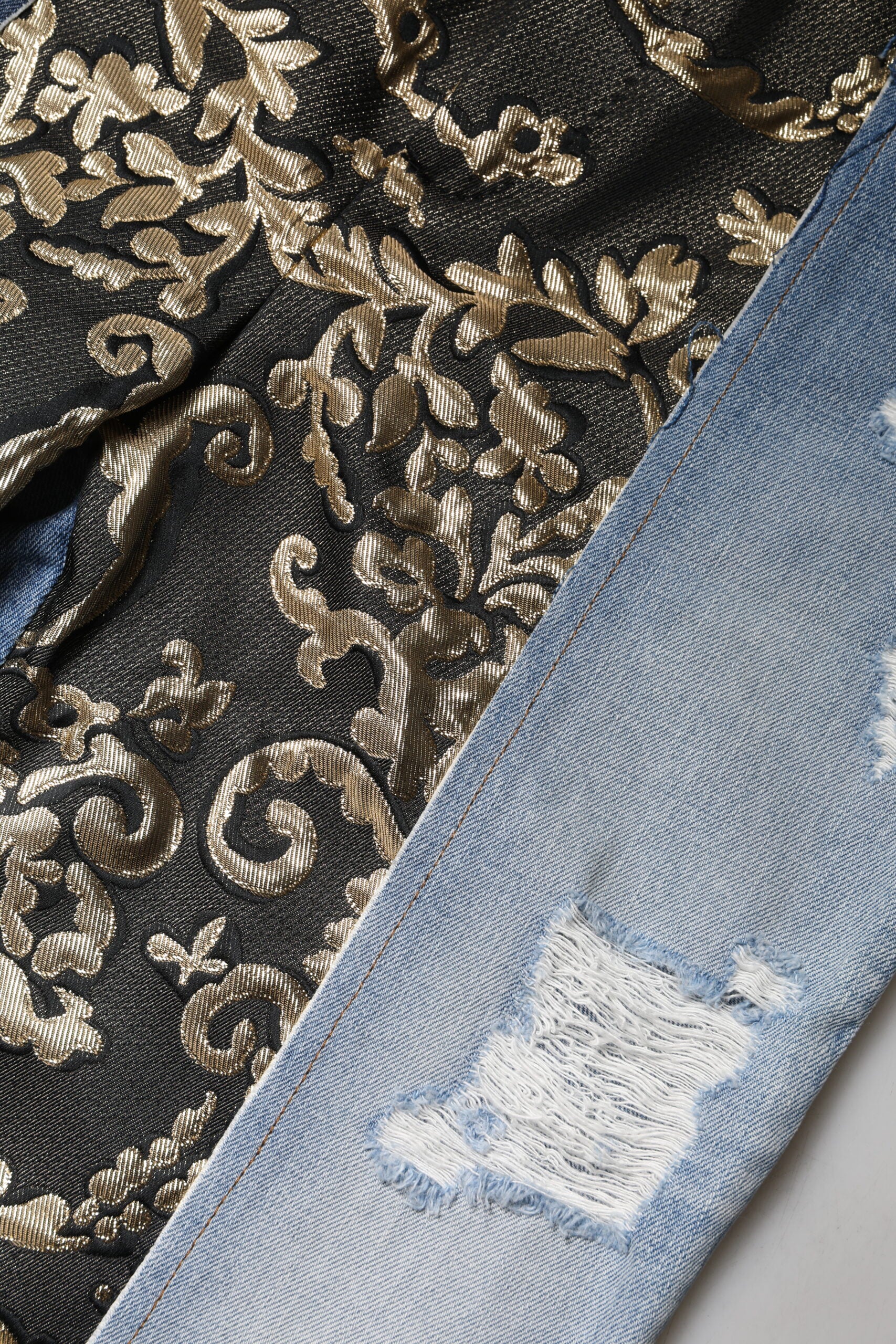 Jeans en denim à taille haute multicolores Dolce & Gabbana avec patchwork, détails colorés et style tendance.