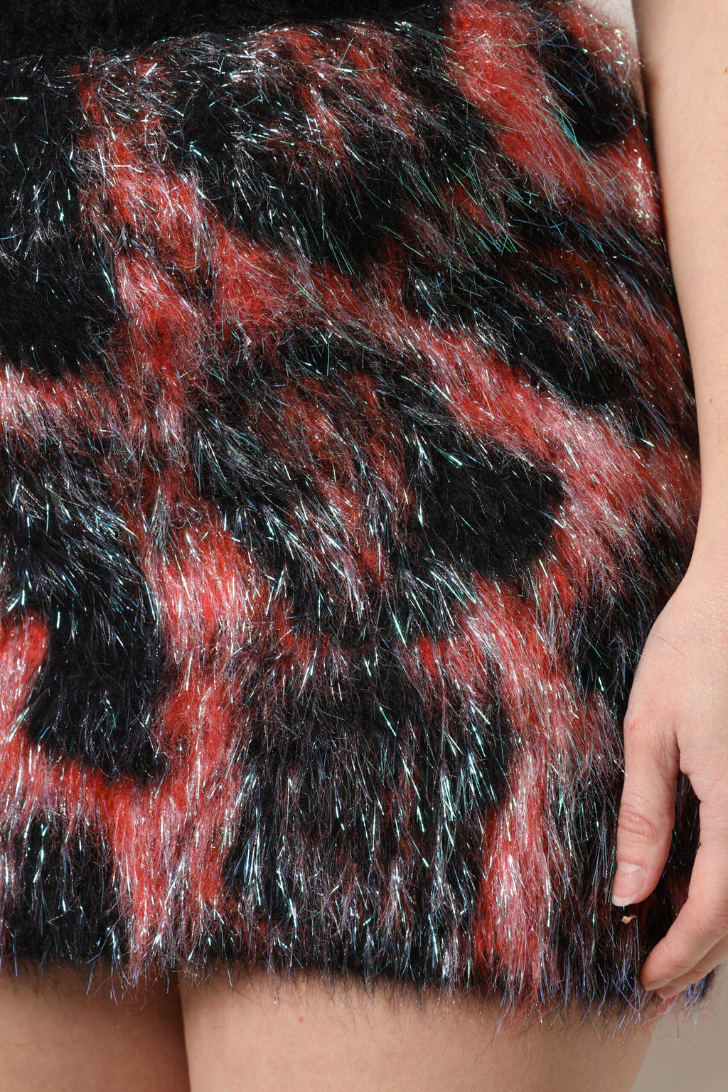Jupe courte en peluche multicolore Dolce & Gabbana à taille haute, tendance et élégante, visible en gros plan.