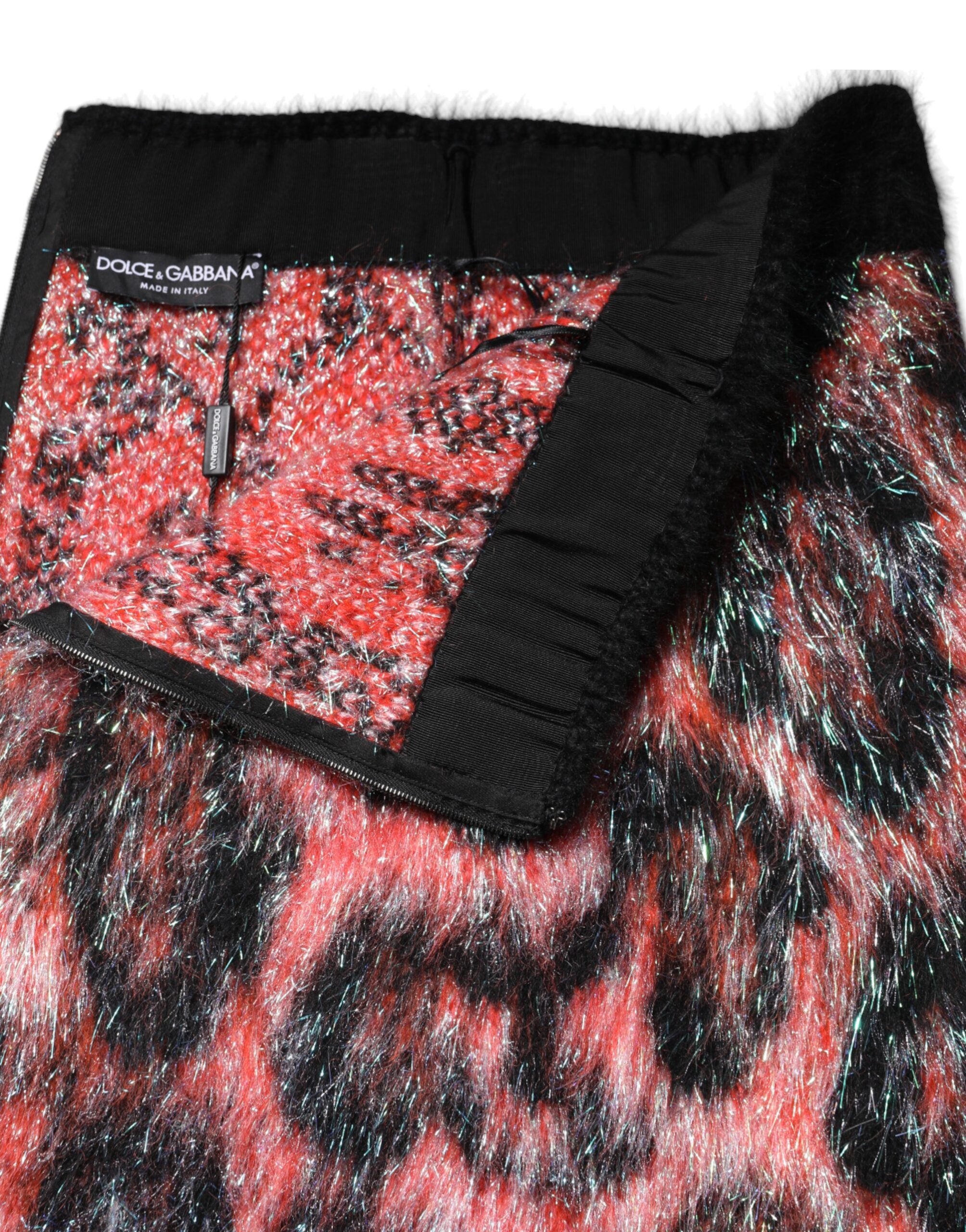 Jupe courte Dolce & Gabbana en peluche multicolore à taille haute, mode élégante et tendance.
