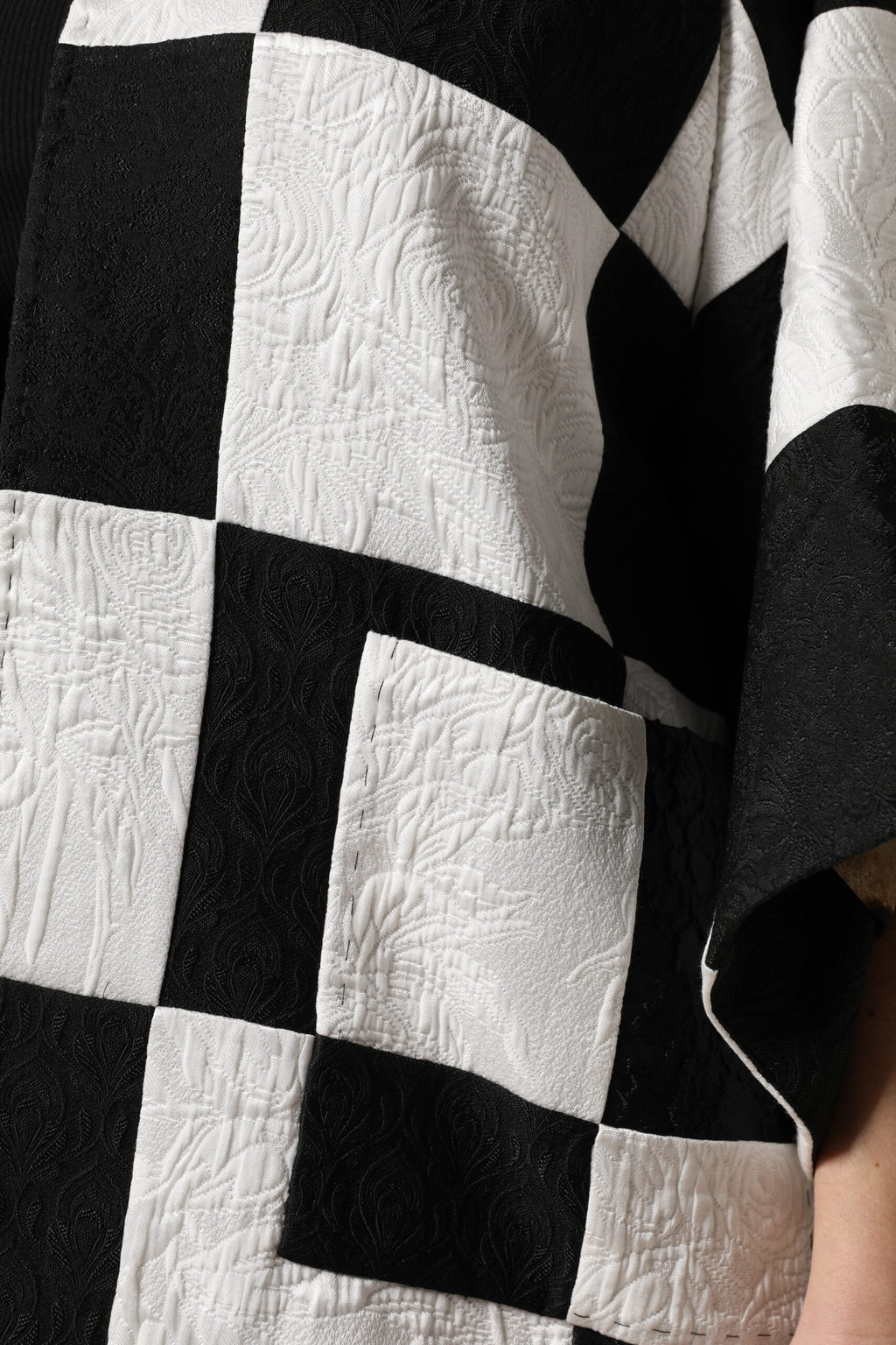Veste blazer Dolce & Gabbana en jacquard patchwork blanc et noir, élégante et tendance, vue de face.