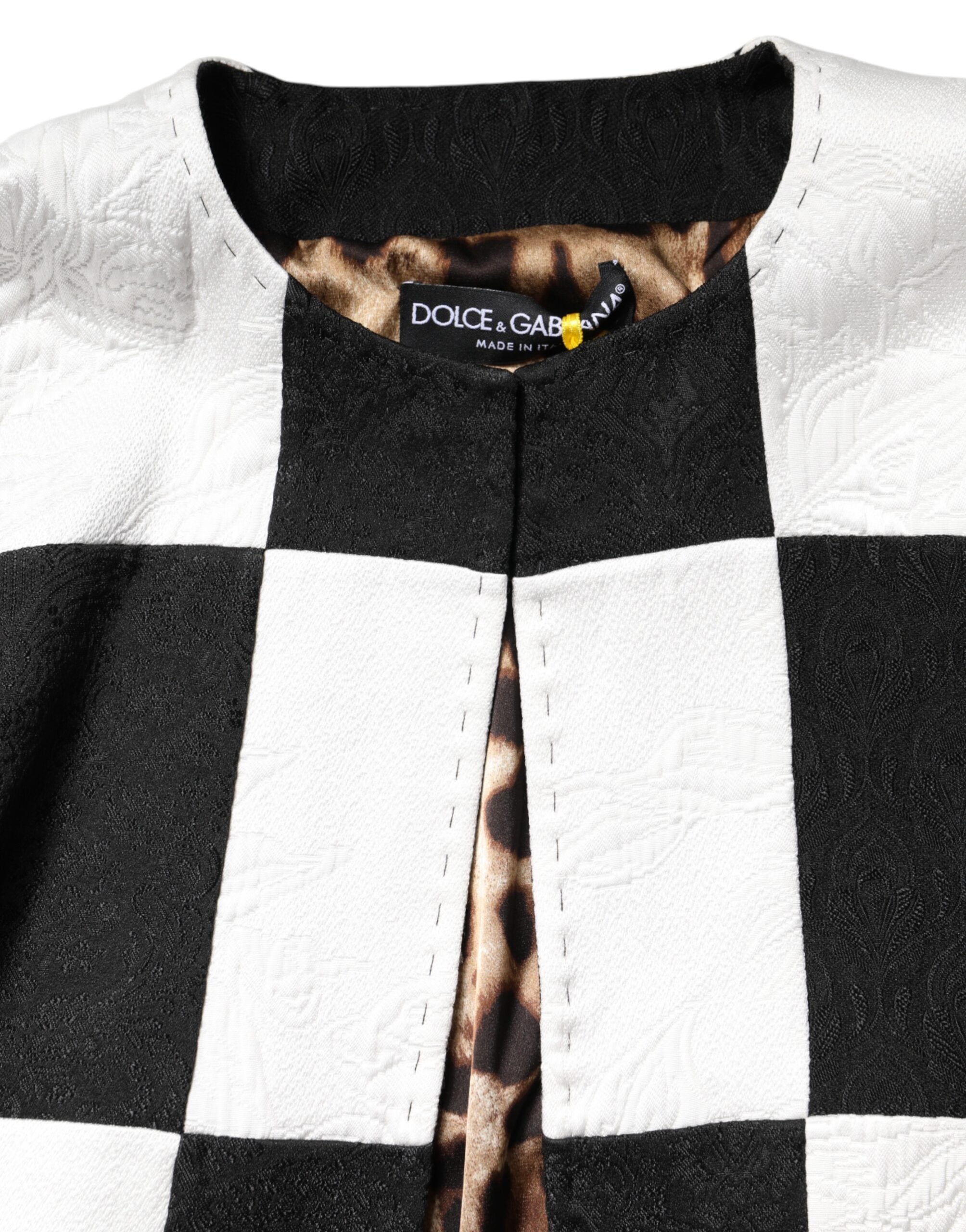 Blazer Dolce & Gabbana en jacquard blanc et noir avec patchwork, coupe élégante et détails sophistiqués.