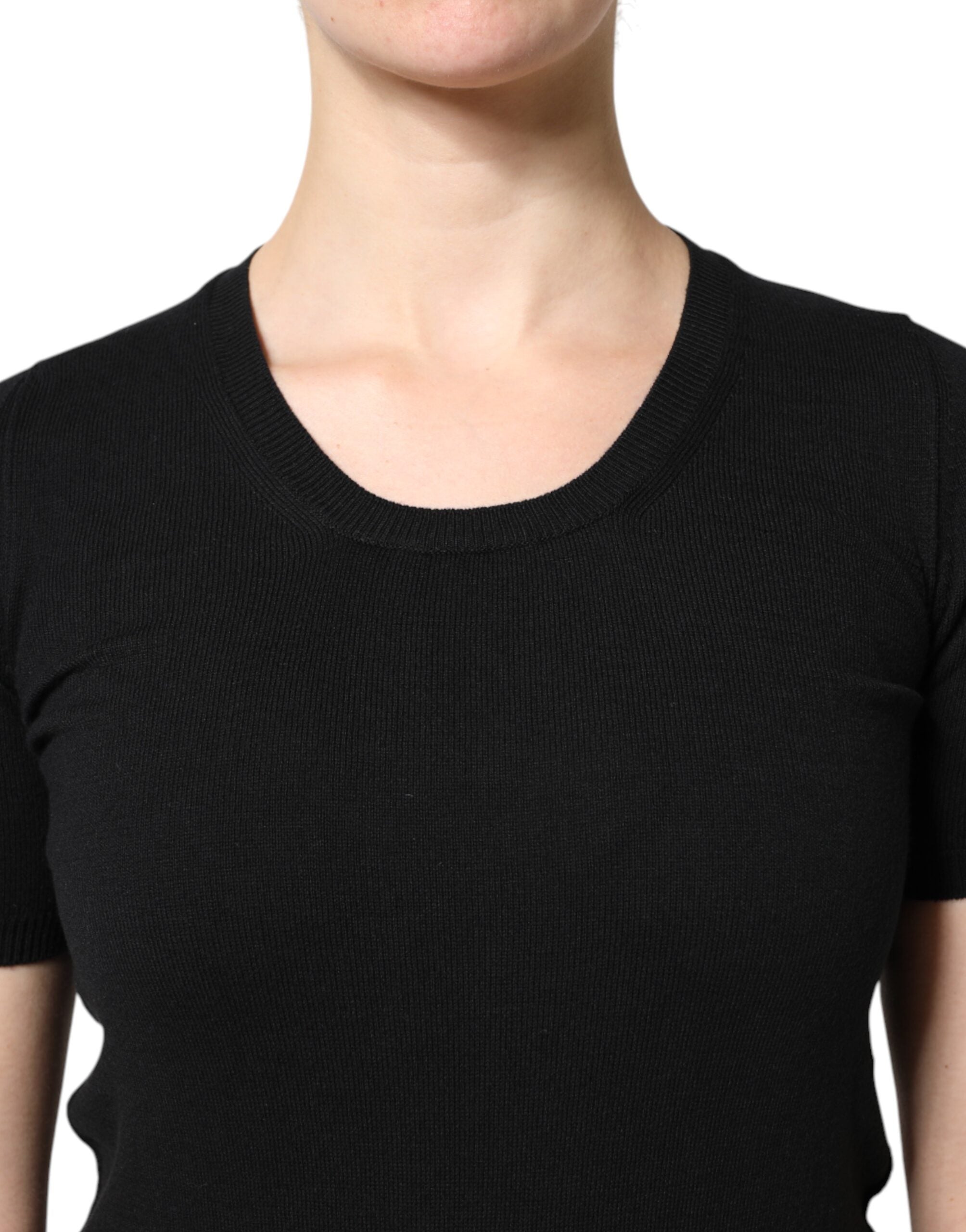 T-shirt noire en coton Dolce & Gabbana à col rond et manches courtes, vue de face, avec logo discret.