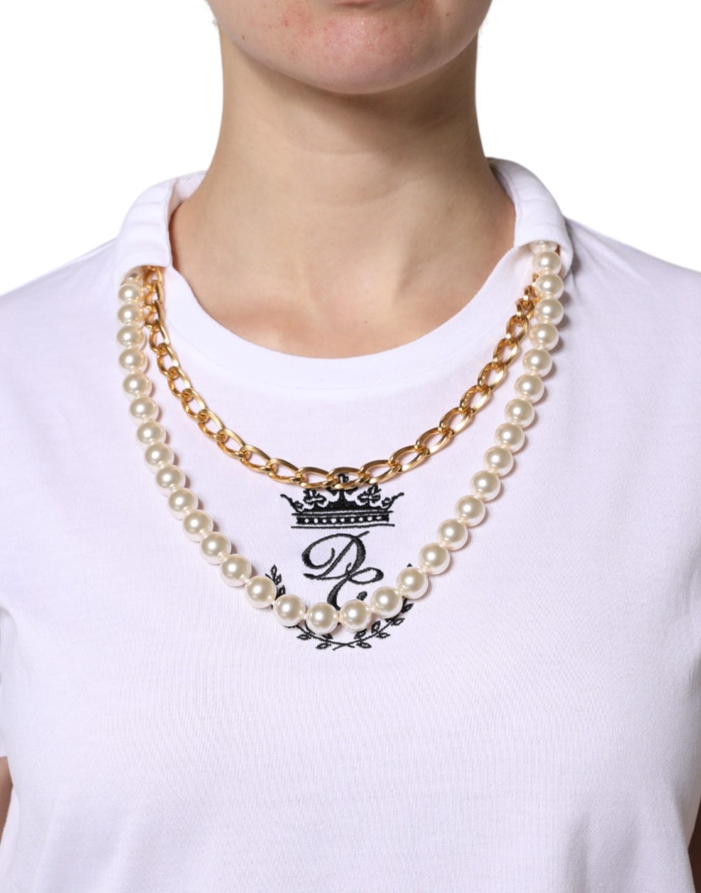 T-shirt ronde en coton blanc Dolce & Gabbana avec chaîne perlée, col rond élégant, vue de face.