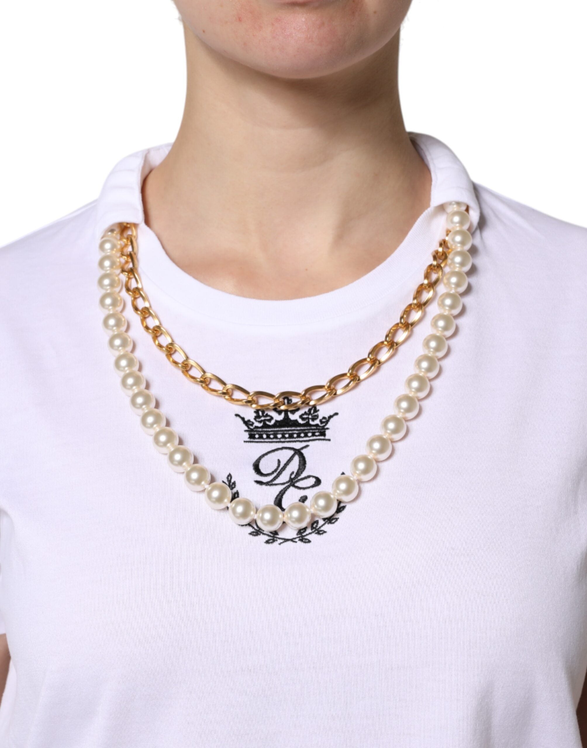 T-shirt ronde en coton blanc Dolce & Gabbana avec chaîne perlée, col rond élégant, vue de face.