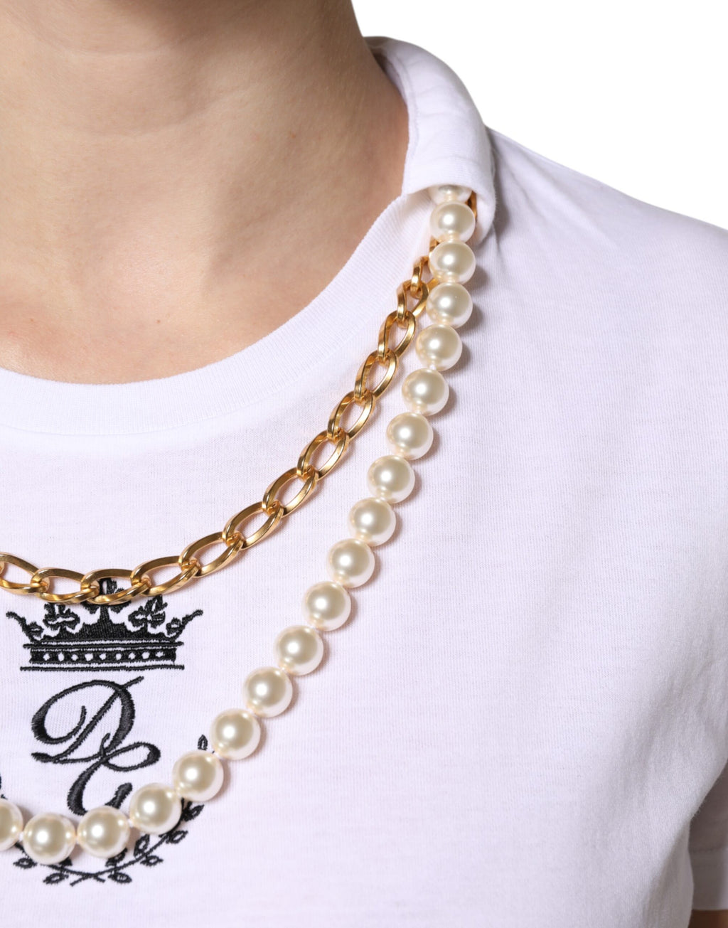 T-shirt blanc Dolce & Gabbana en coton avec chaîne perlée, col rond, style élégant et moderne.
