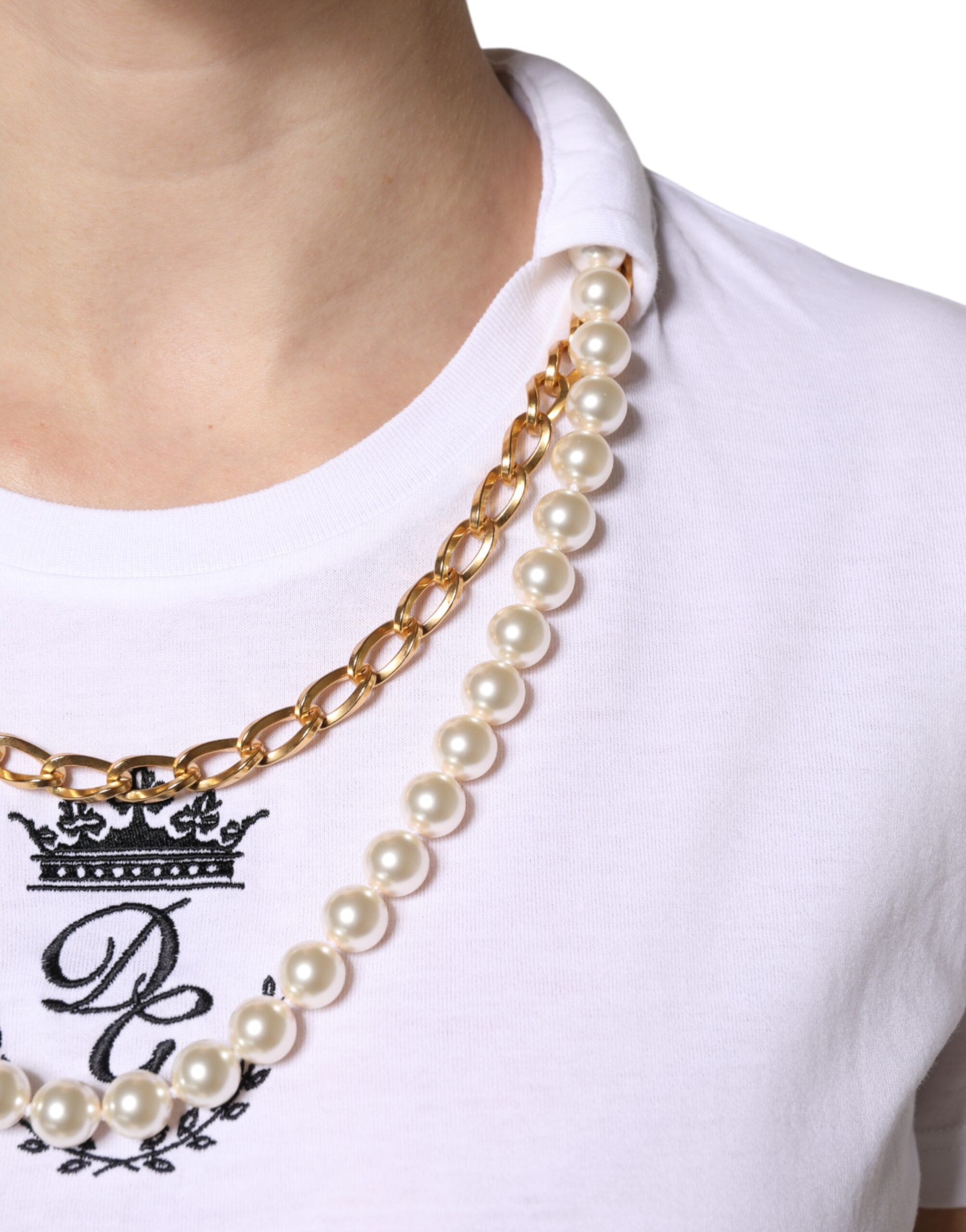 T-shirt blanc Dolce & Gabbana en coton avec chaîne perlée, col rond, style élégant et moderne.