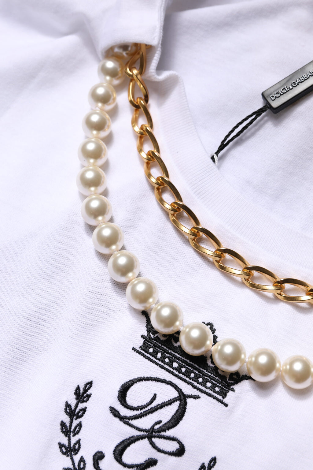 T-shirt blanche Dolce & Gabbana en coton avec chaîne en perles autour du col rond, mode élégante et sophistiquée.