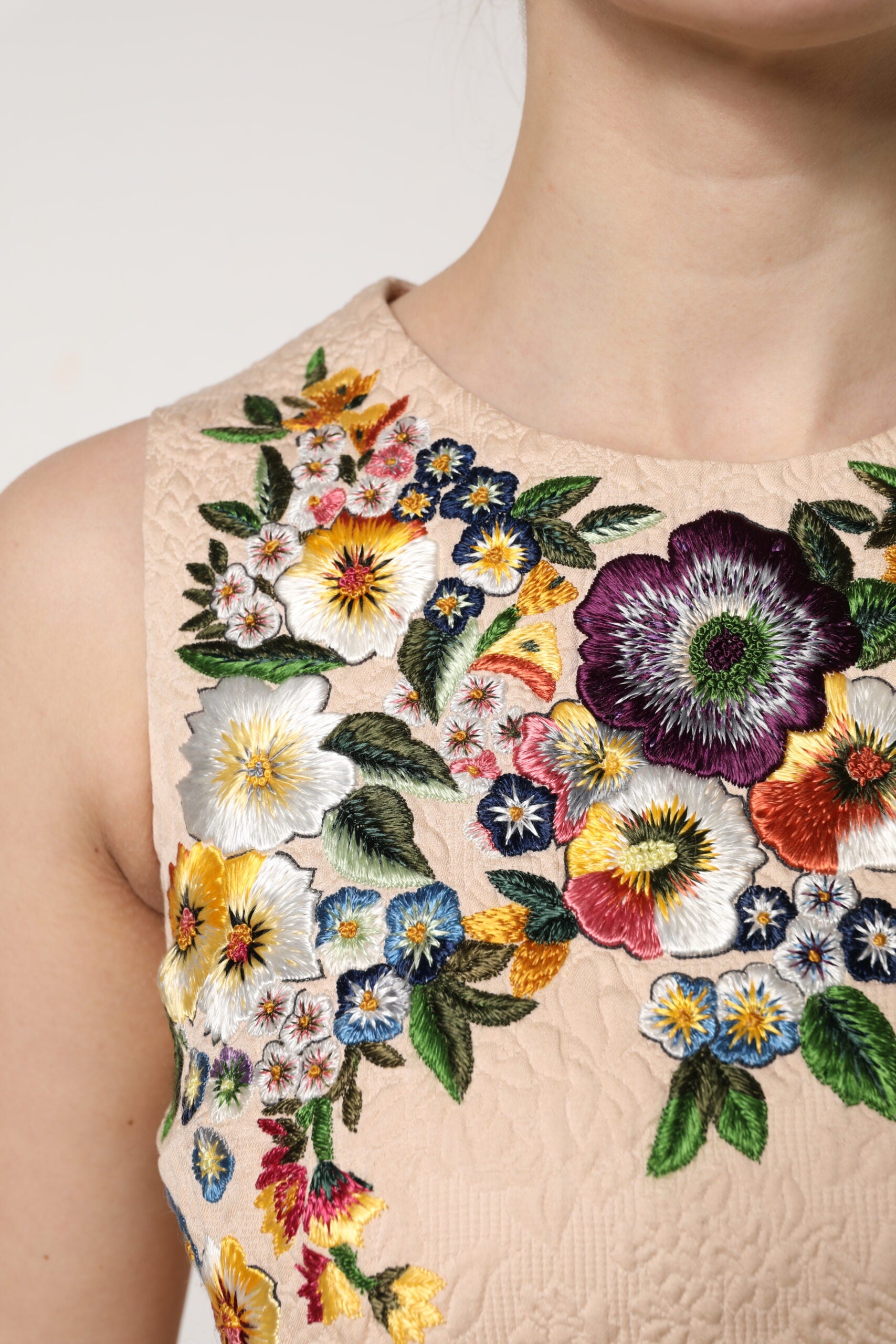 Débardeur sans manches beige Dolce & Gabbana avec broderie florale élégante et détails raffinés.