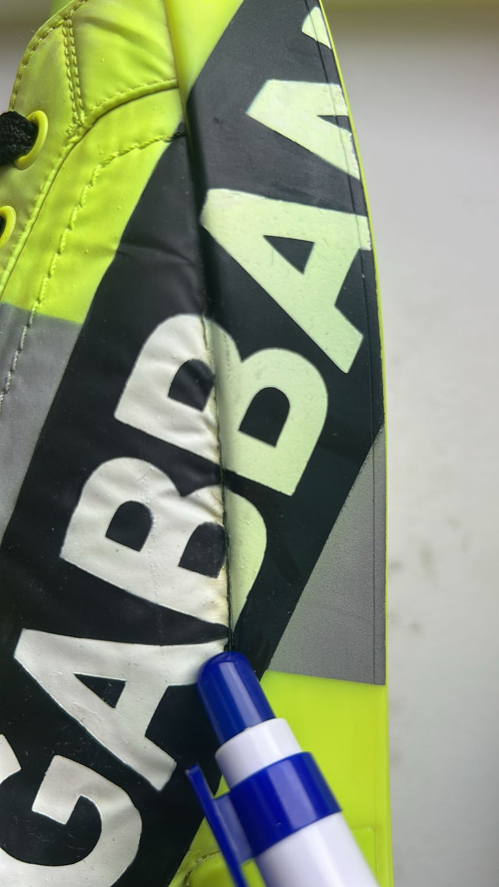 Chaussures basses Dolce & Gabbana Neon vert avec bande logo, style sneakers, vue de face sur fond blanc.