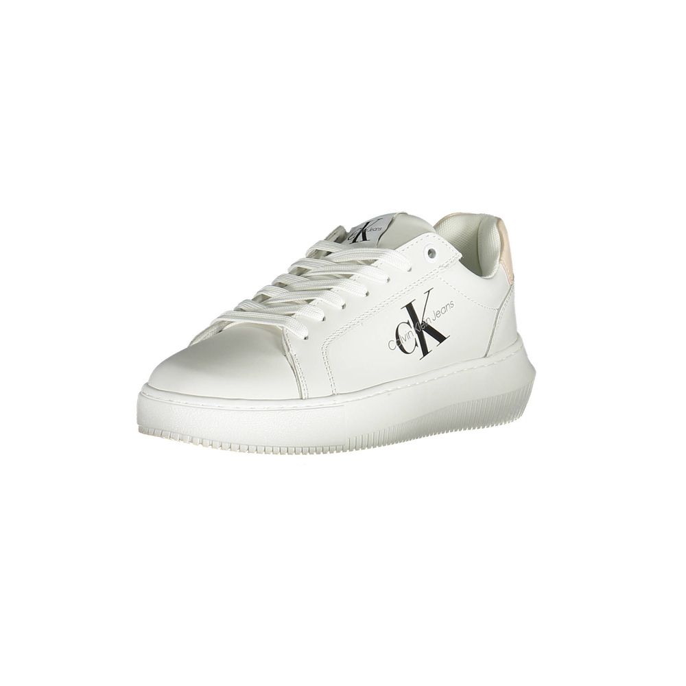 Sneakers blanches pour femmes Calvin Klein en cuir, vue de face avec semelle blanche et logo discret, style moderne et élégant.